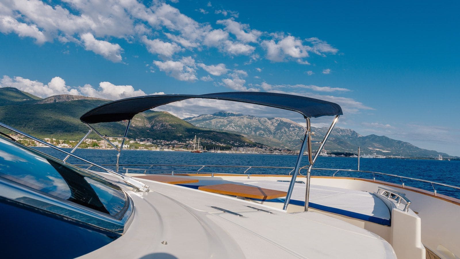 Бимини на носовой палубе/Bimini on the foredeck