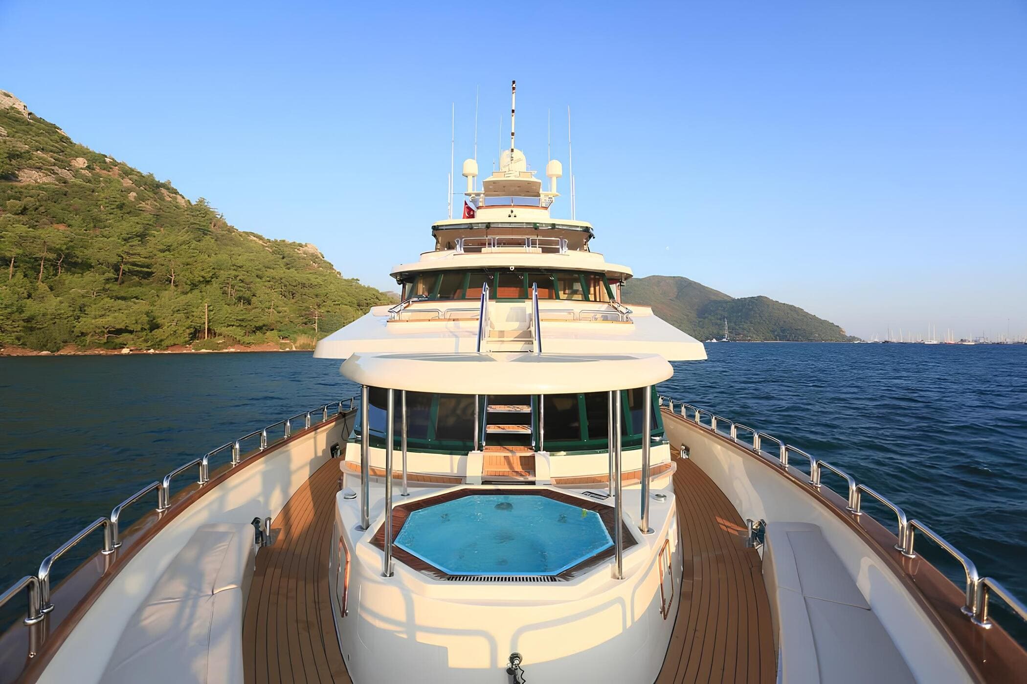 Джакузи на носу главной палубы/Main deck bow jacuzzi