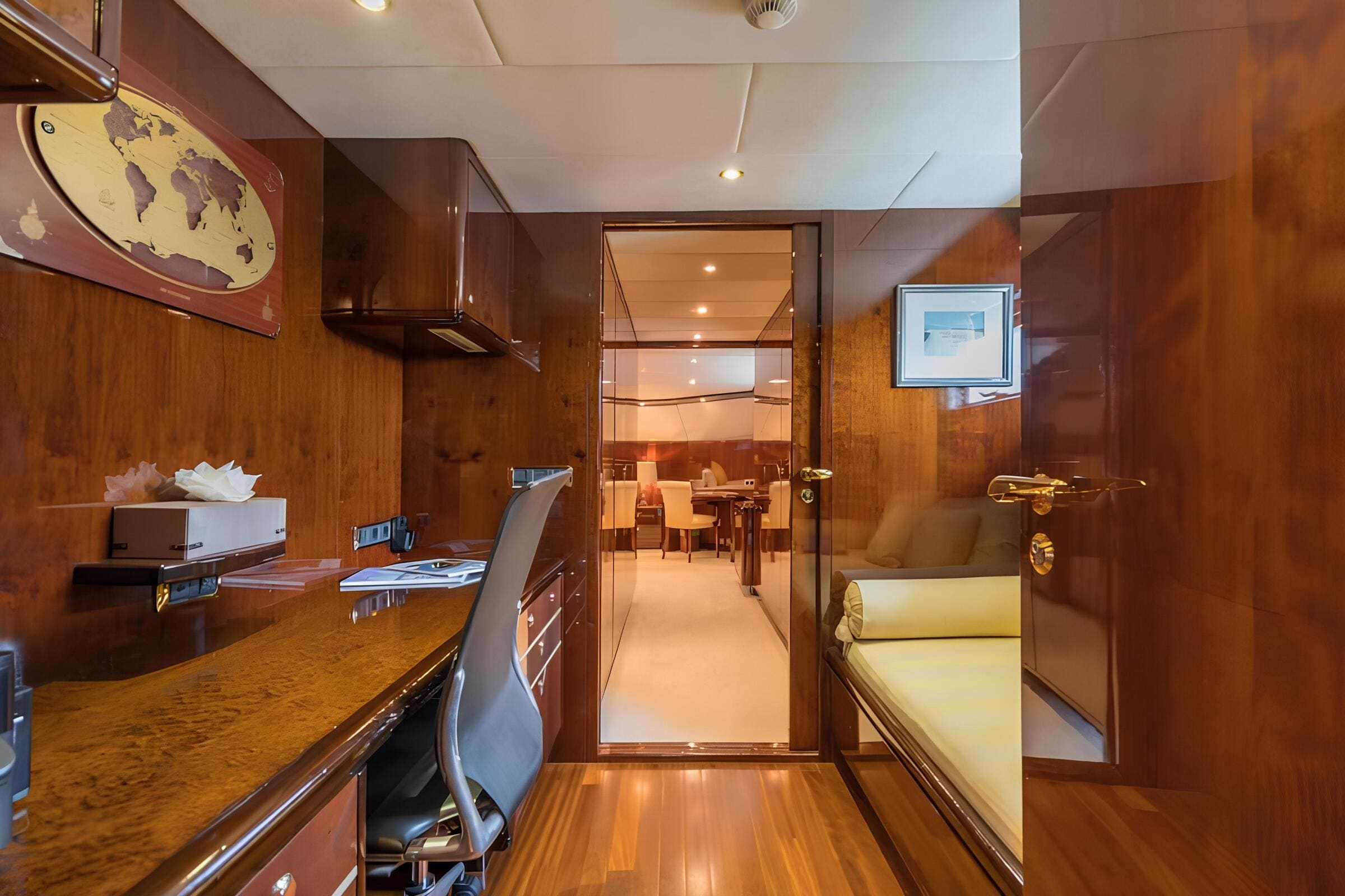 Кабинет в каюте владельца/Office in the master cabin