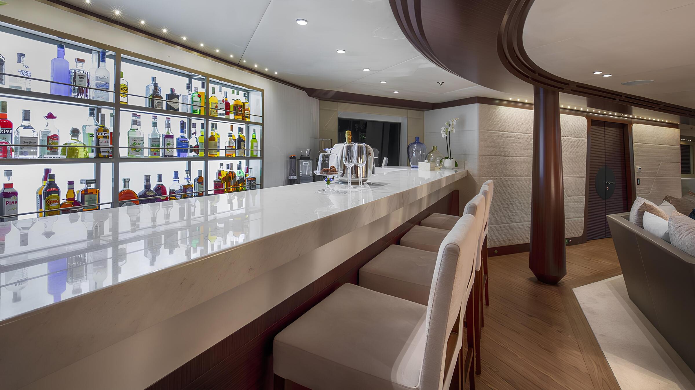 Бар в главном салоне/Main salon bar