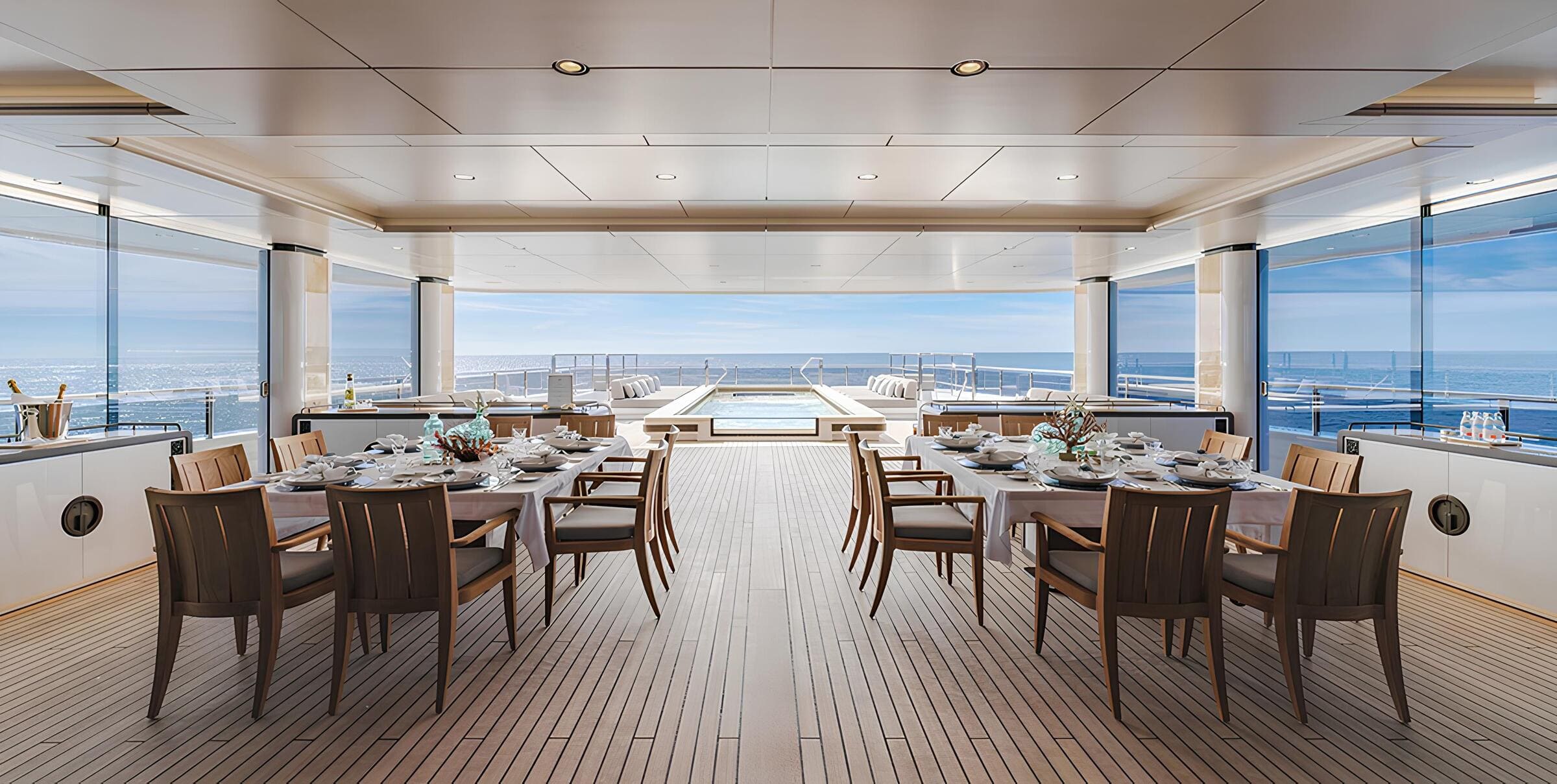 Обеденная зона на корме верхней палубы/Aft upper deck dining area