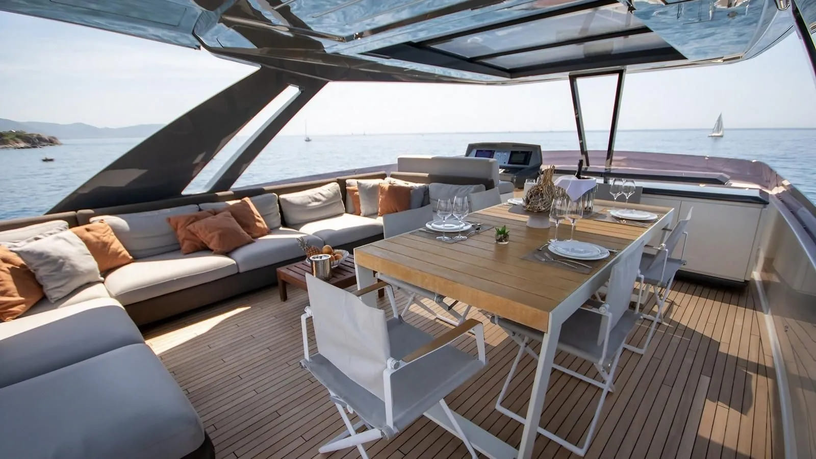 Обеденная зона на флайбридже/Flybridge dining area