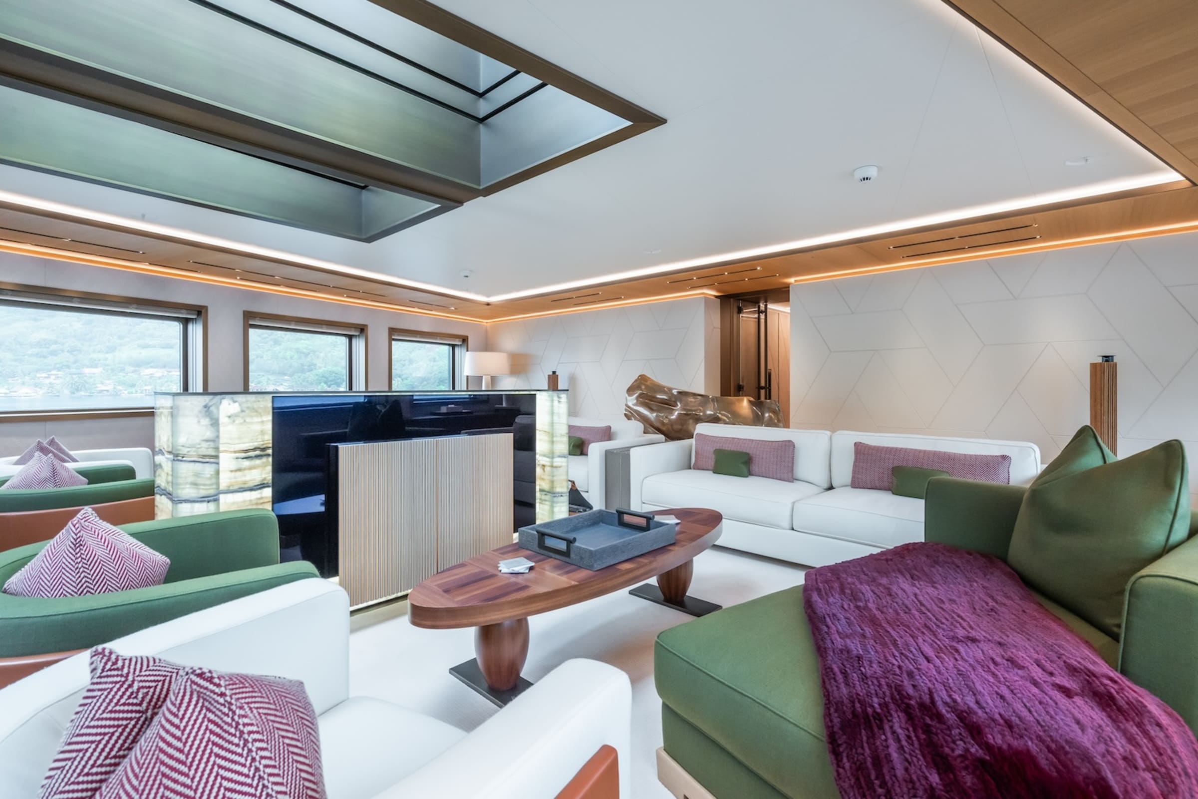 Зона отдыха на сандеке/Sundeck lounge area