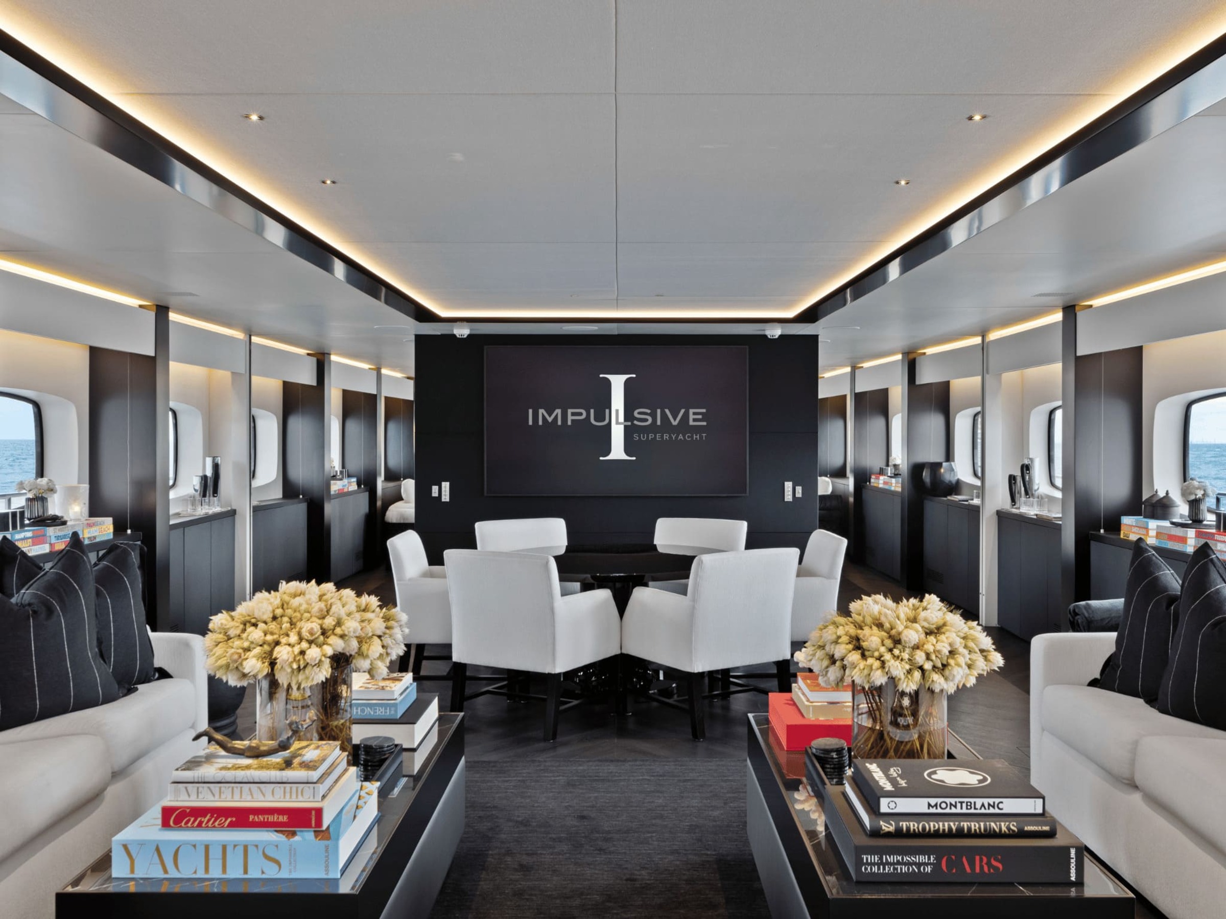 Зона отдыха в главном салоне/Main salon lounge area