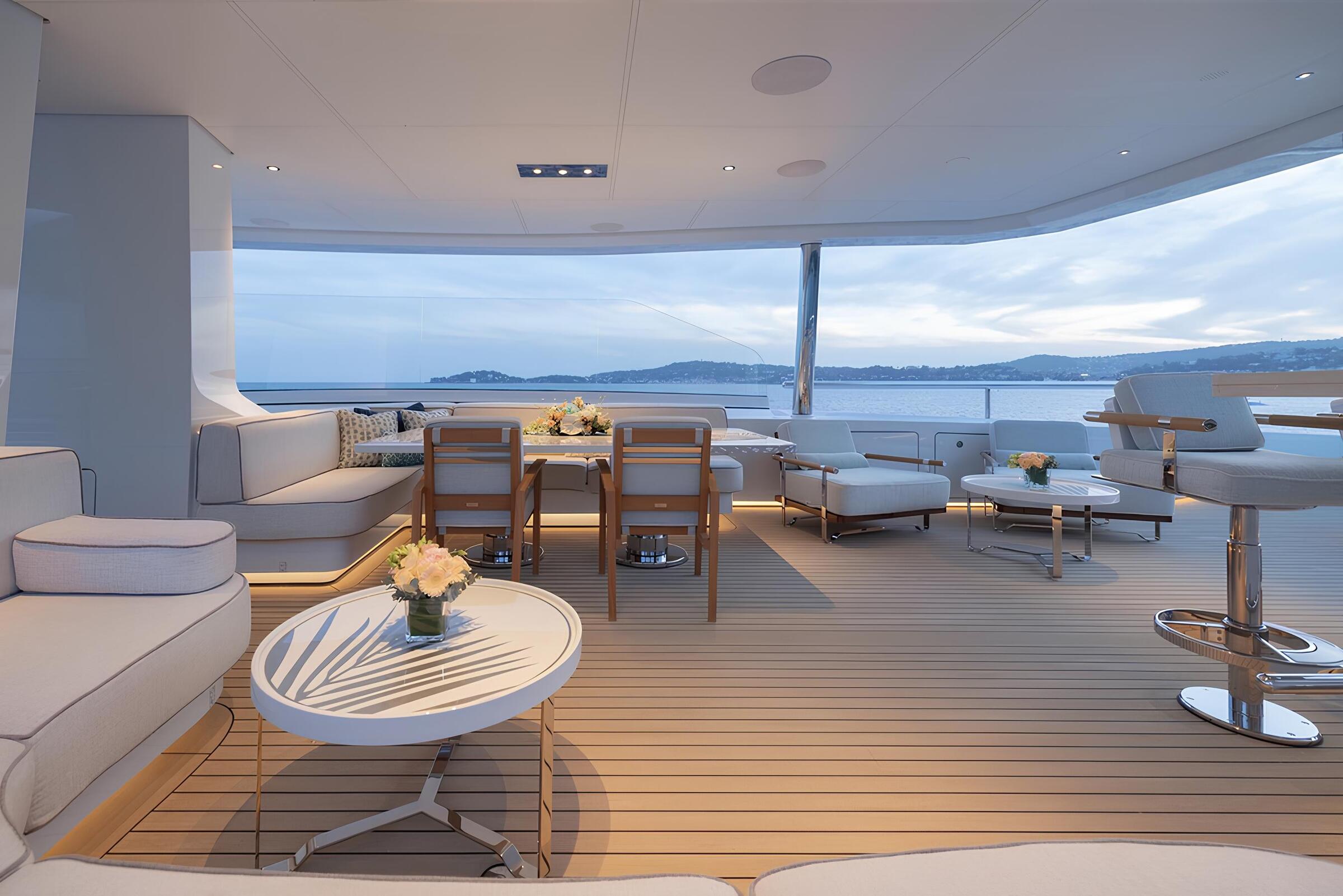 Зона отдыха на сандеке/Sundeck lounge area