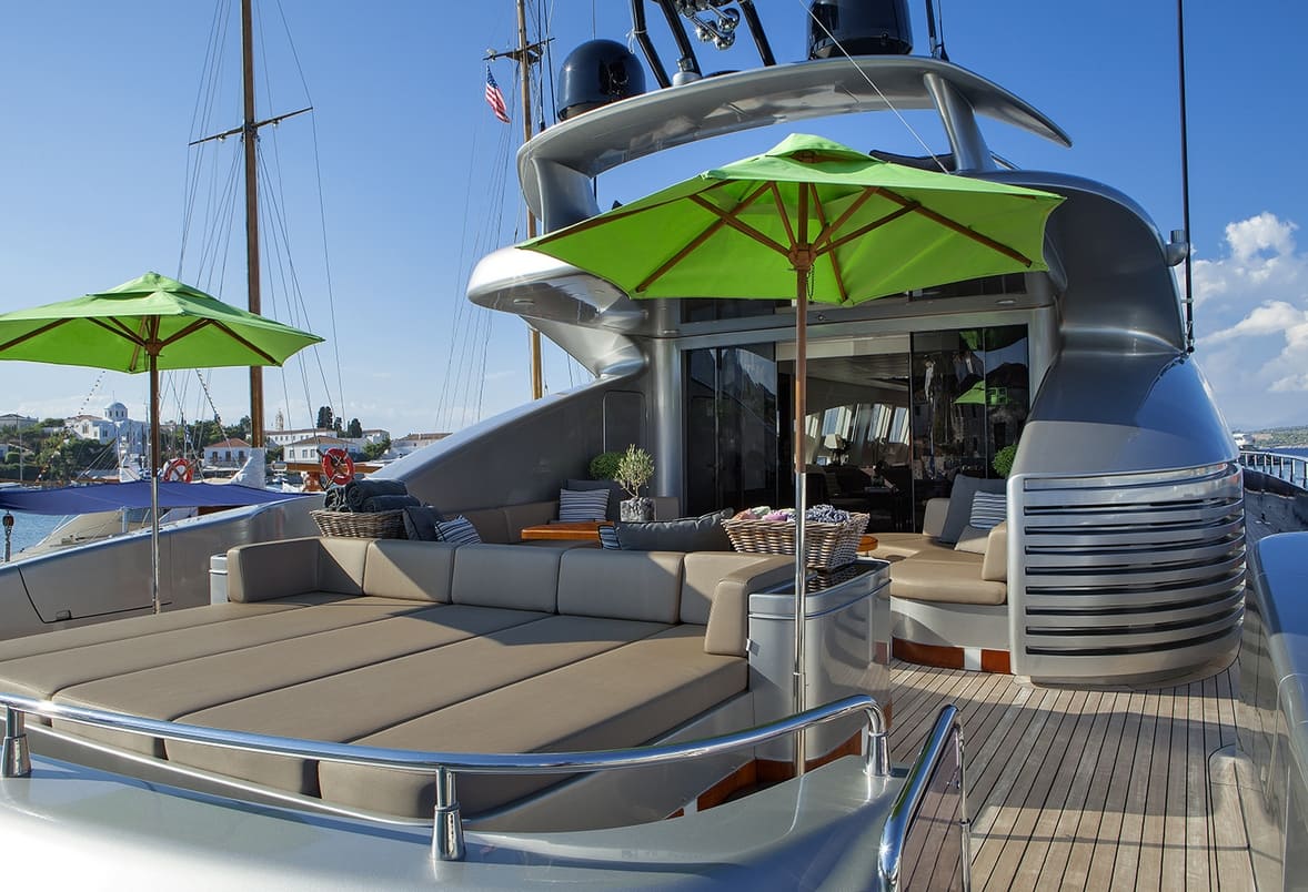 Шезлонги на кормовой части / Aft Deck Sunbeds