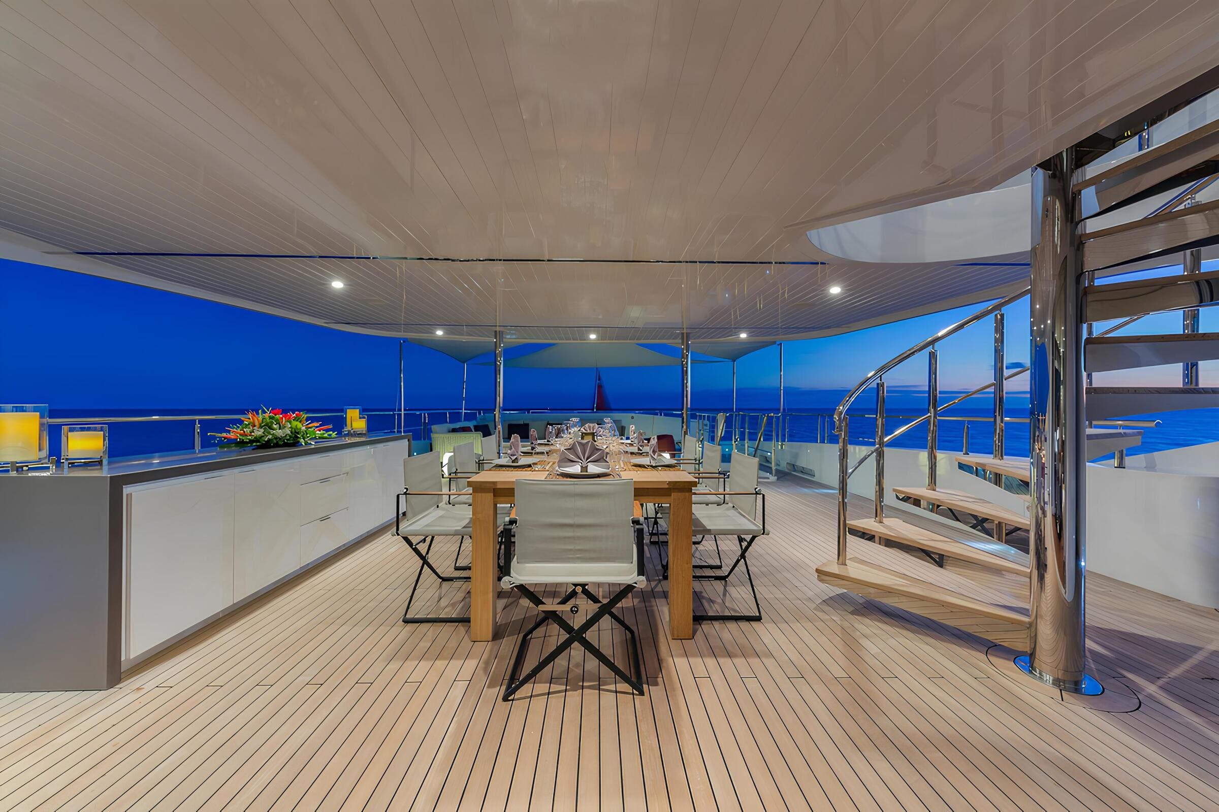 Обеденная зона на корме верхней палубы/Aft upper deck dining area