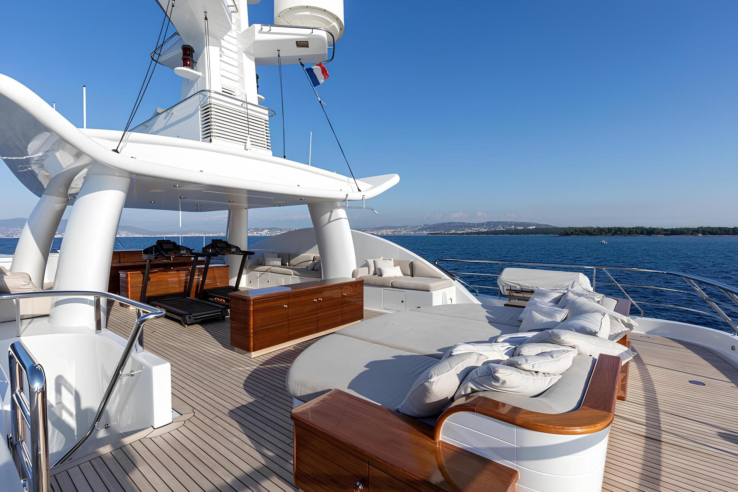 Зона отдыха на сандеке/Sundeck lounge area