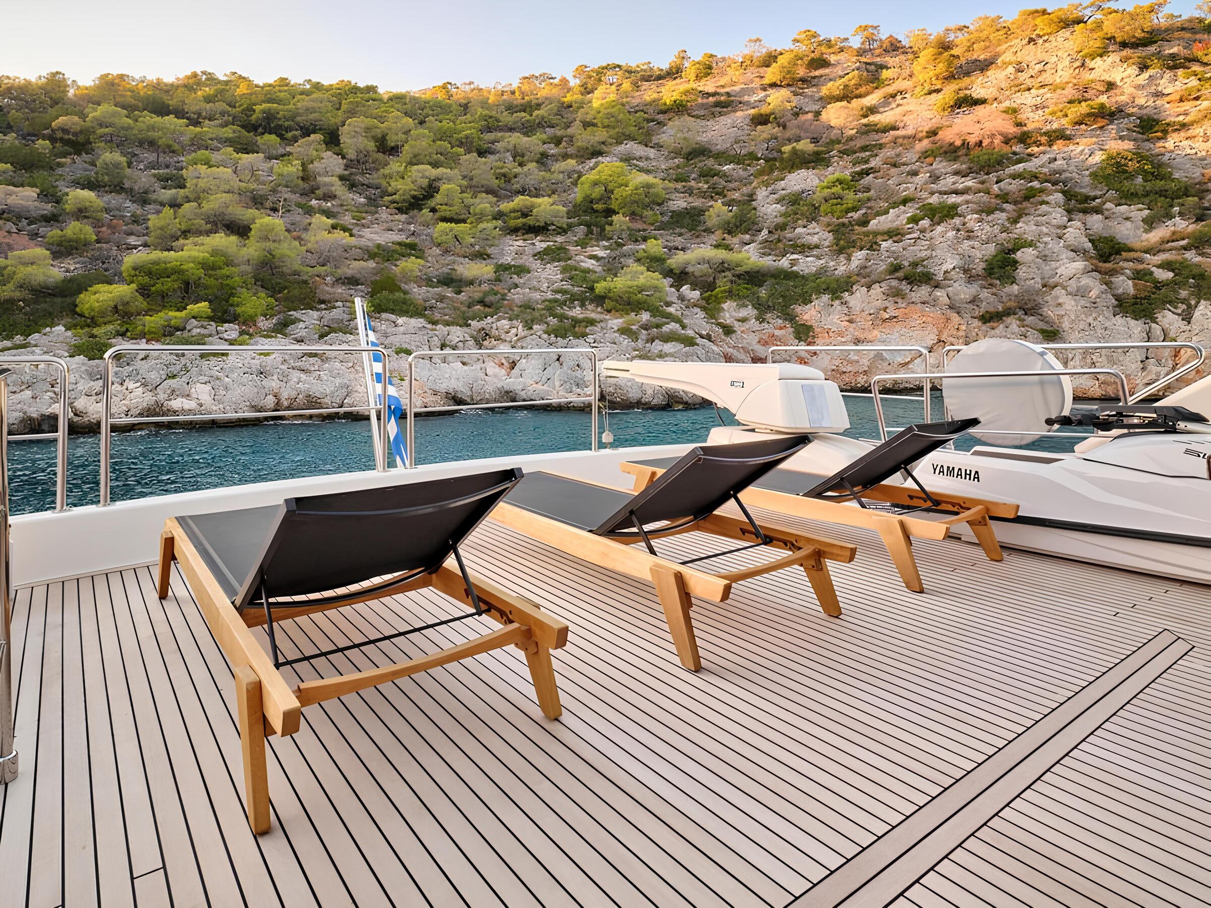 Зона для загорания в кормовой части флайбриджа/Flybridge aft sunbathing area