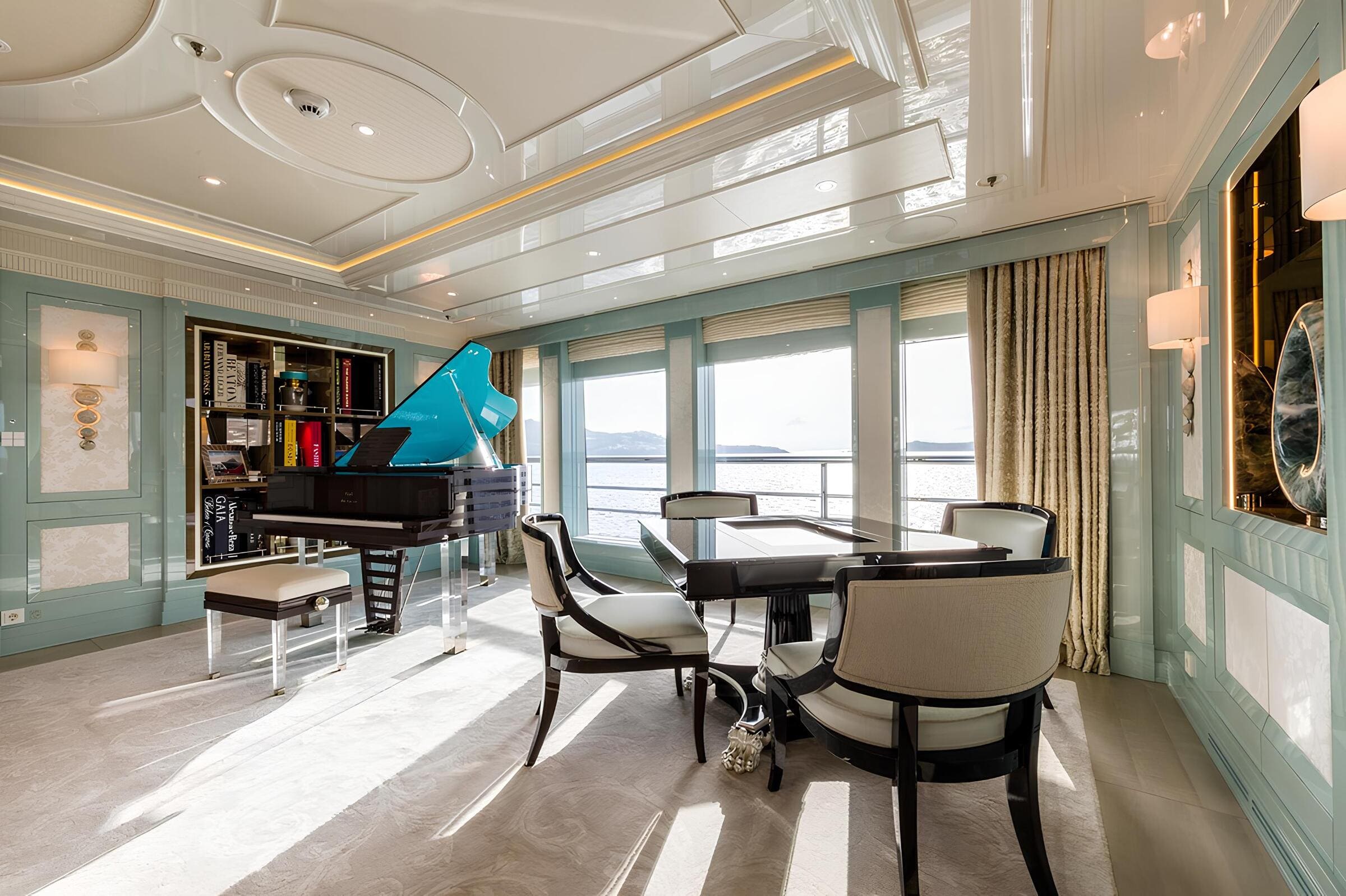 Салон на верхней палубе/Upper deck saloon