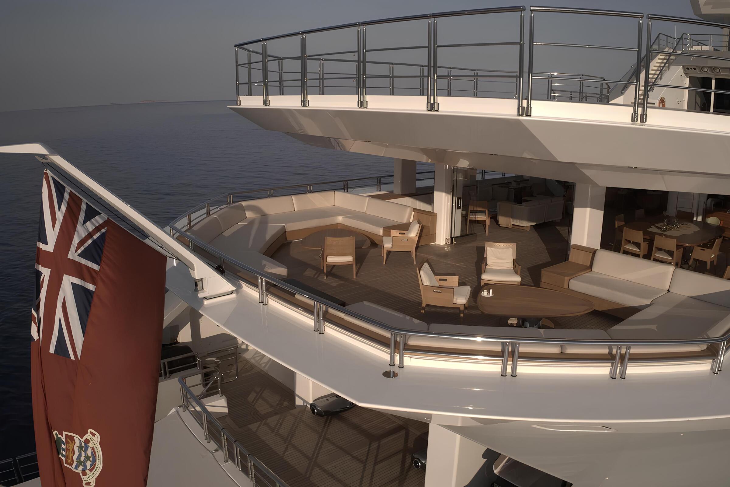 Зона отдыха на корме верхней палубы/Aft upper deck lounge area