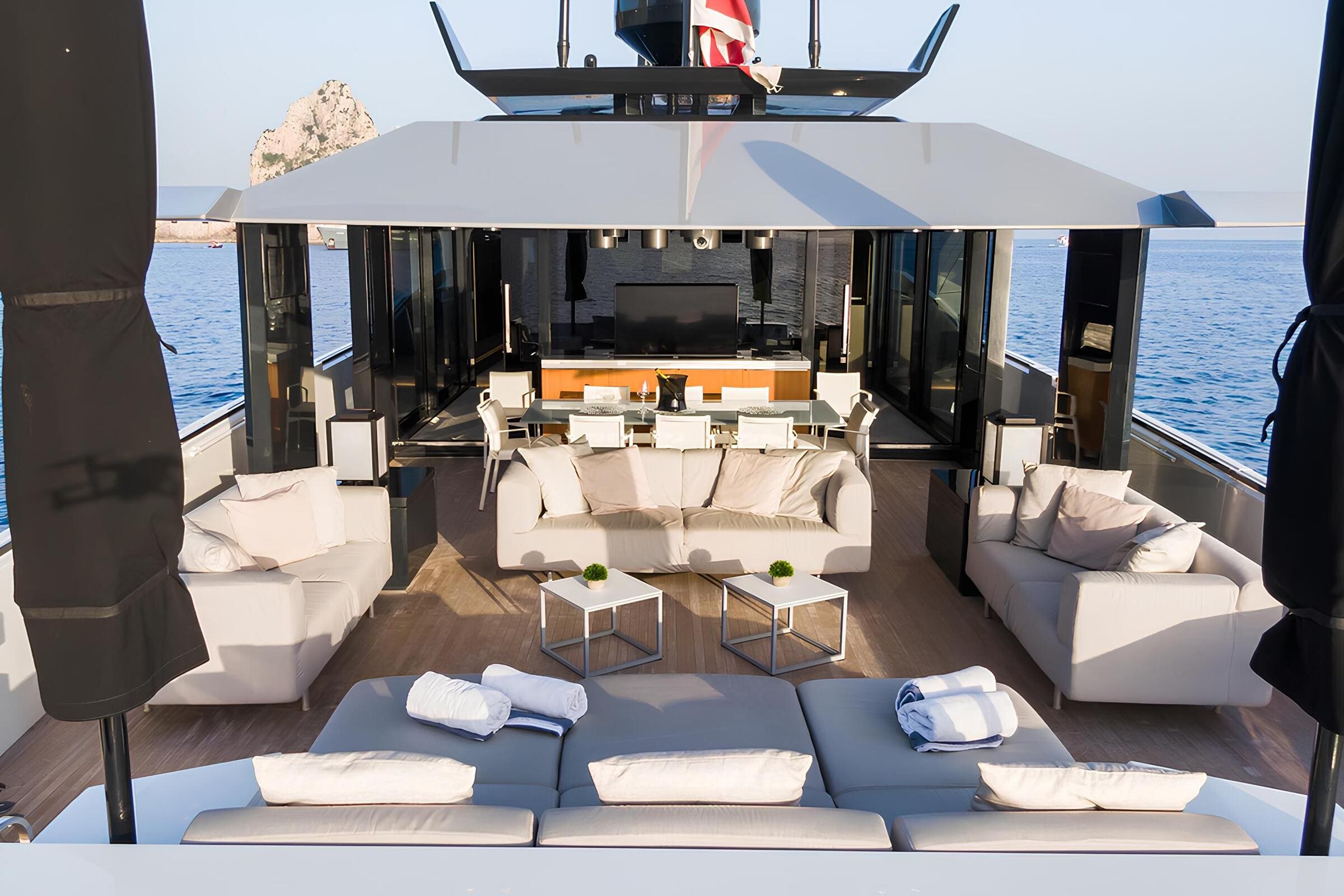 Зона отдыха на корме главной палубы/Aft main deck lounge area