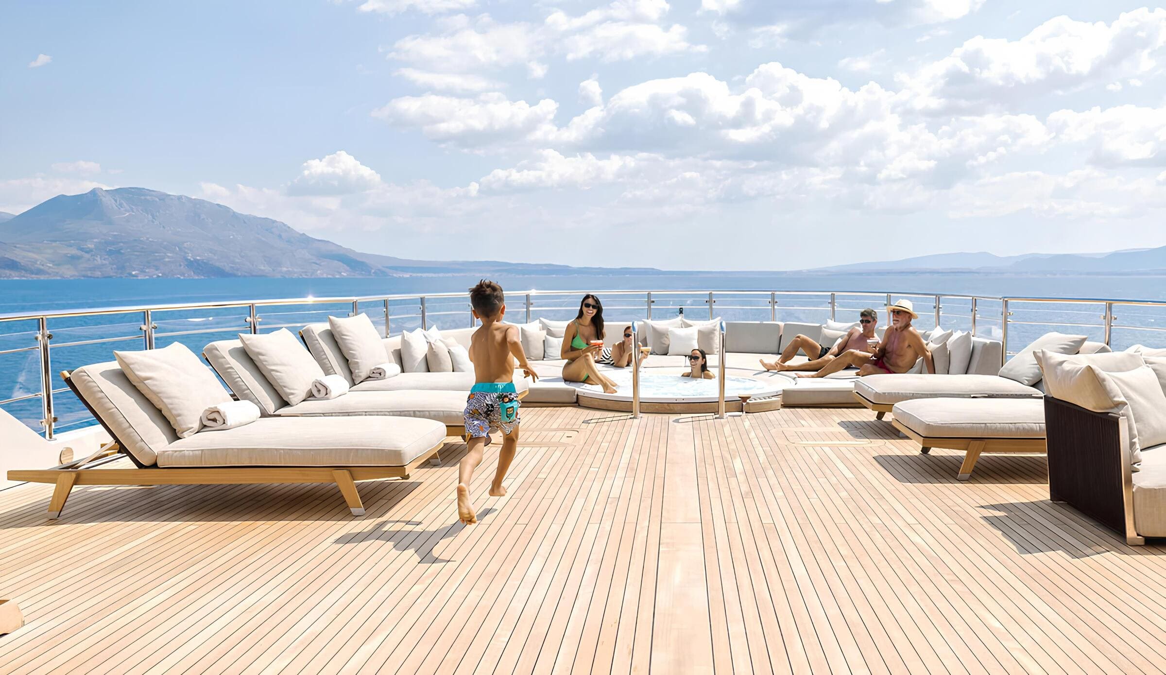 Зона отдыха на сандеке/Sundeck lounge area