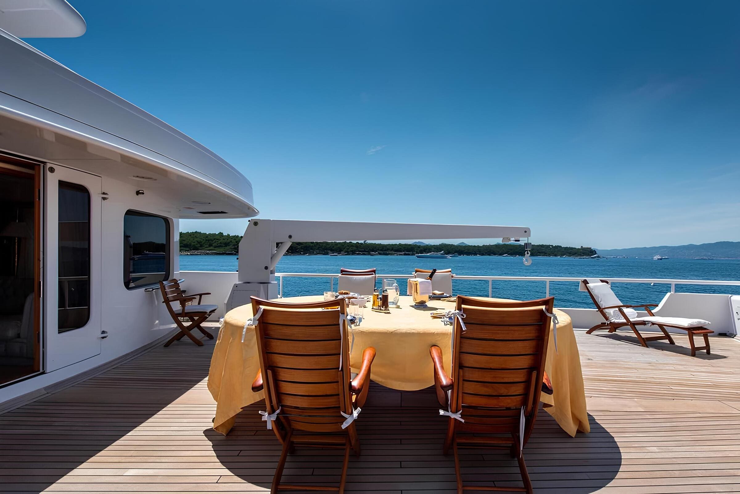 Обеденная зона на корме верхней палубы/Aft upper deck dining area