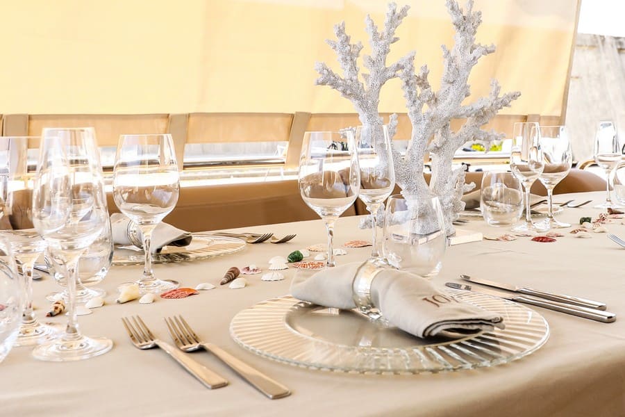 Обеденная зона в главном салоне/Dining area in the main salon