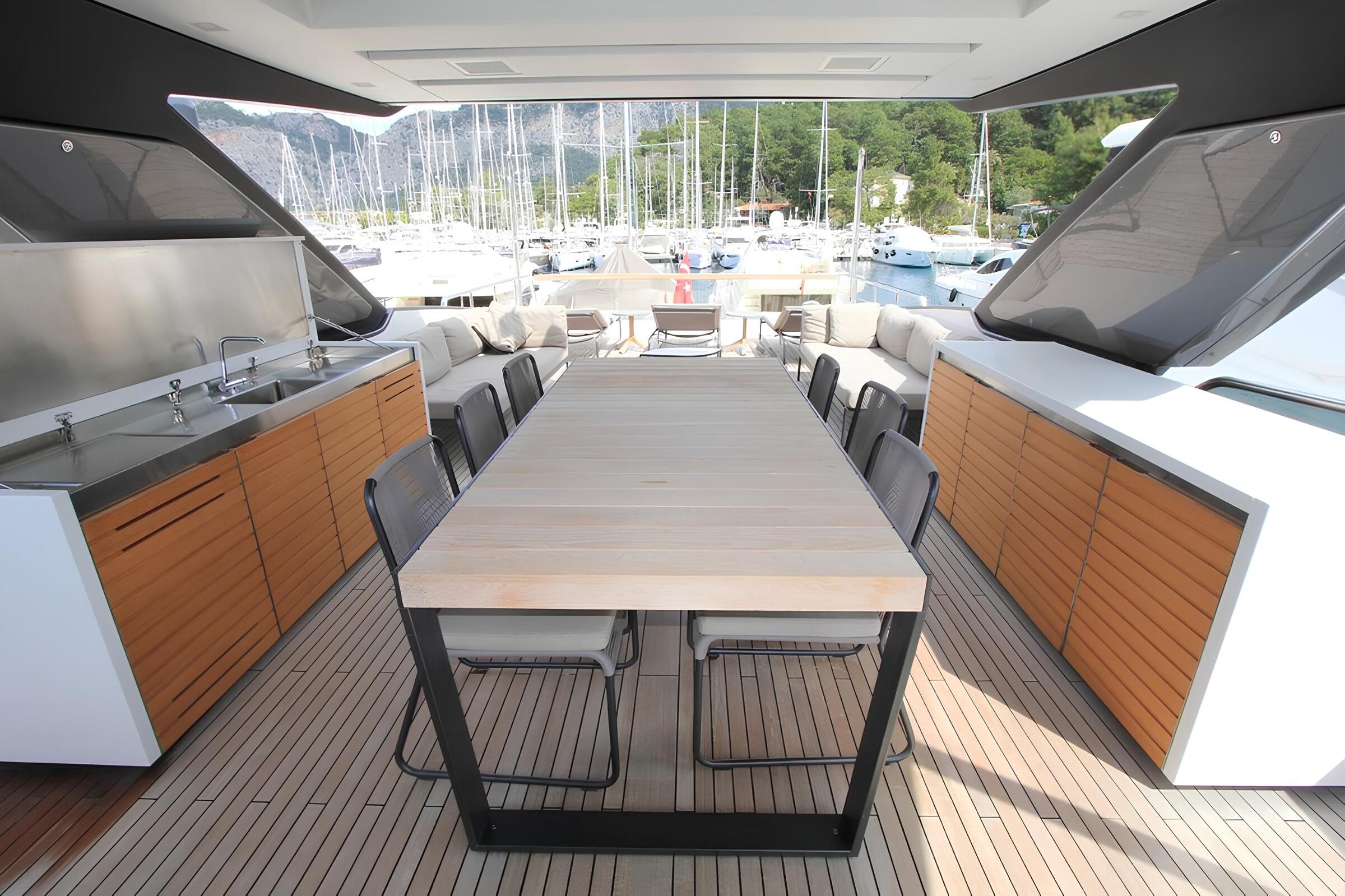Обеденная зона на флайбридже/Flybridge dining area
