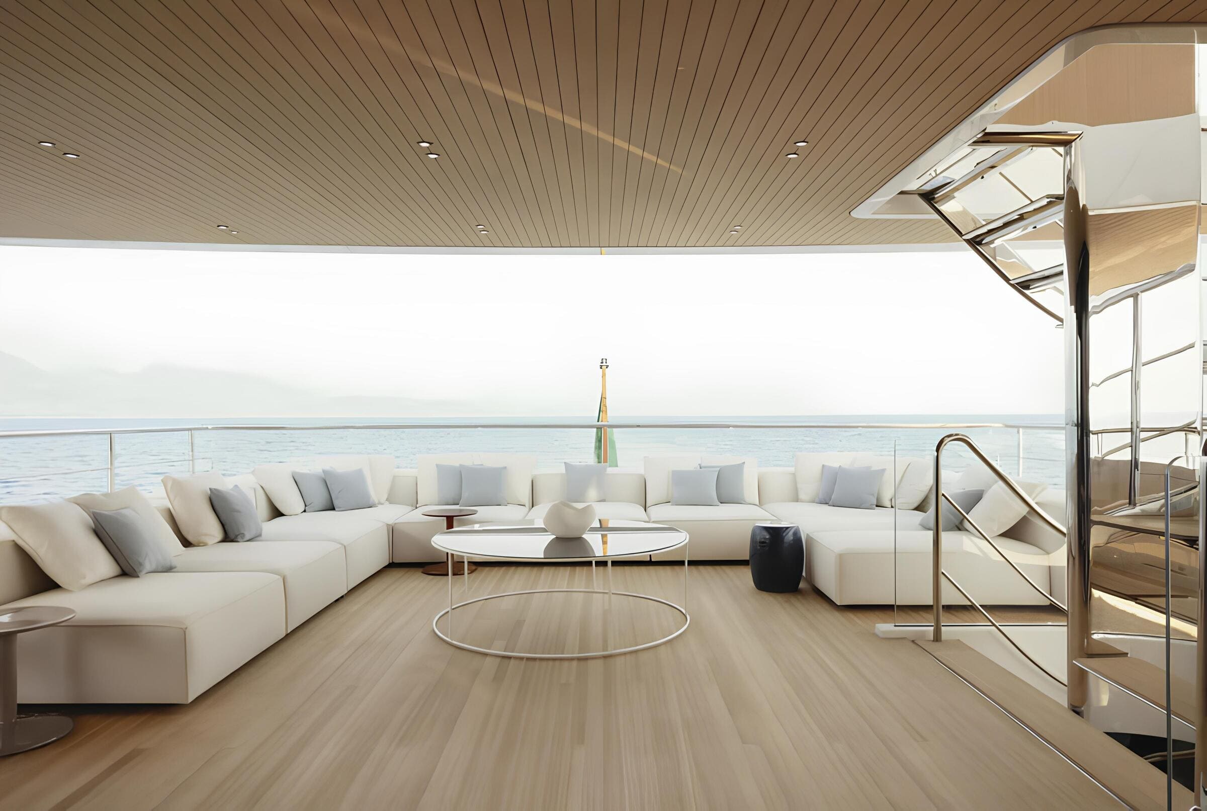 Зона отдыха на корме главной палубы/Aft main deck lounge area