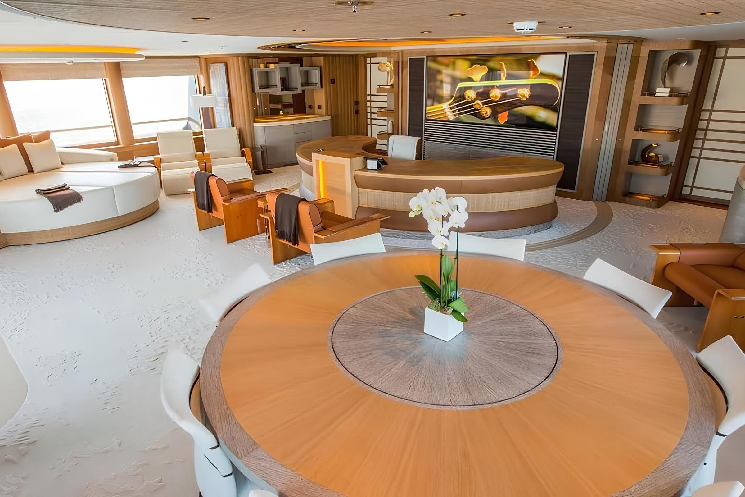 Обеденная зона в салоне на верхней палубе/Upper deck saloon dining area