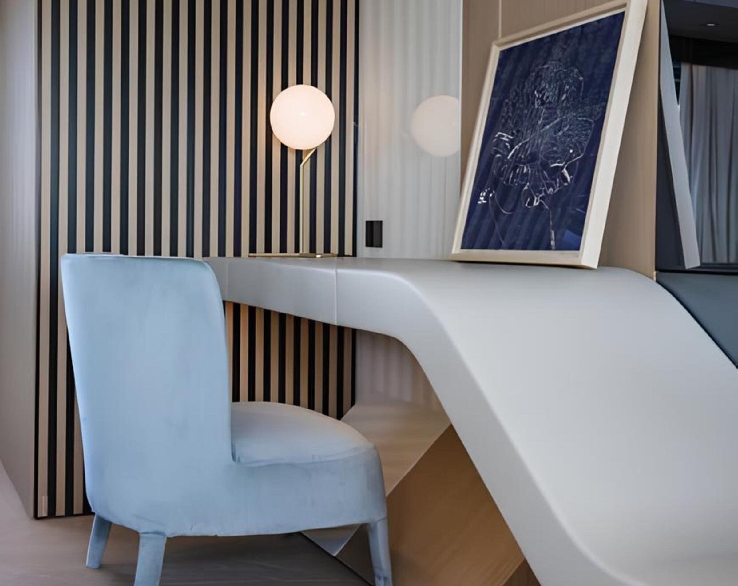 Столик для макияжа в каюте владельца/Make-up table in master cabin