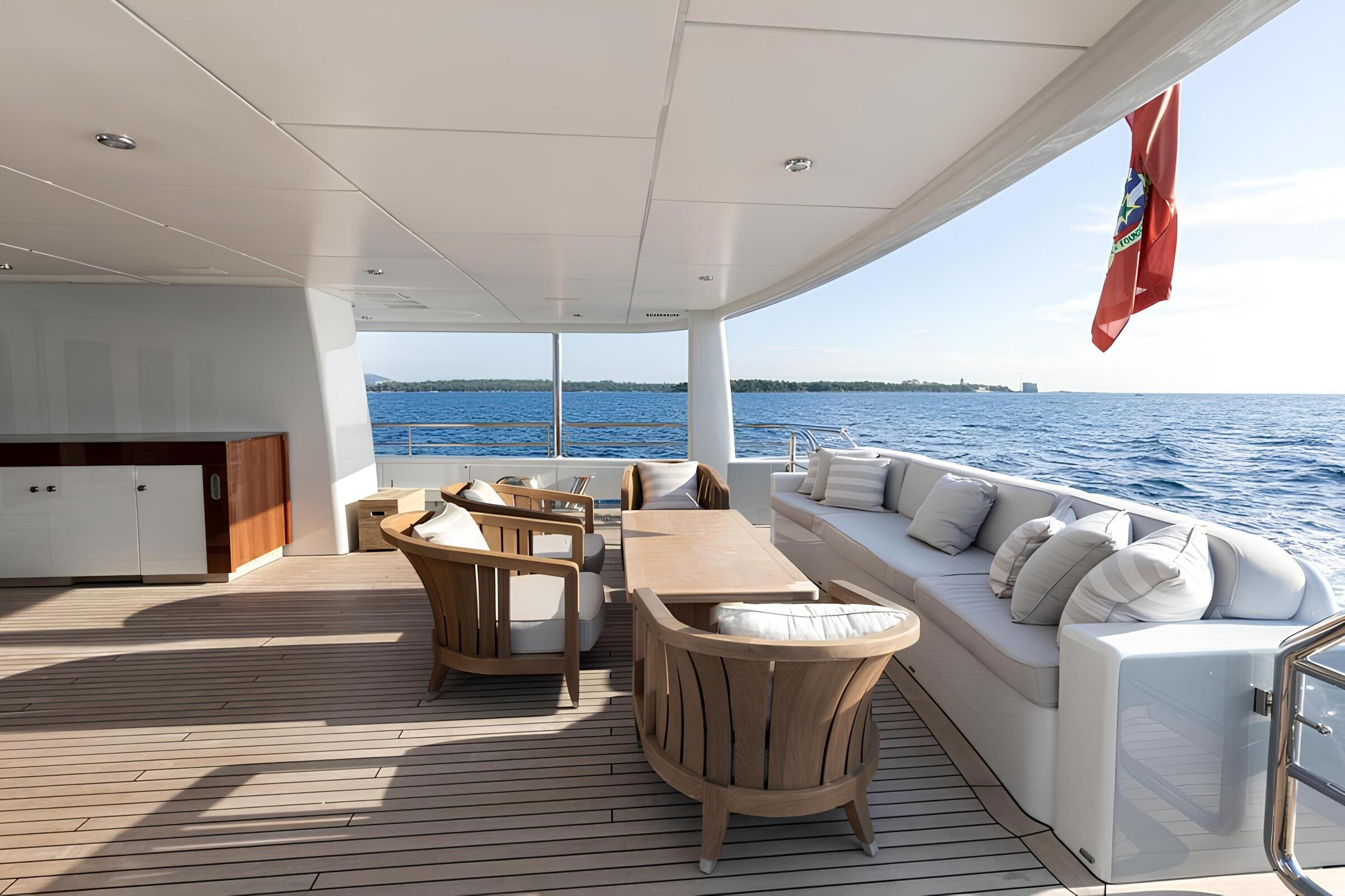 Зона отдыха на корме главной палубы/Aft main deck lounge area
