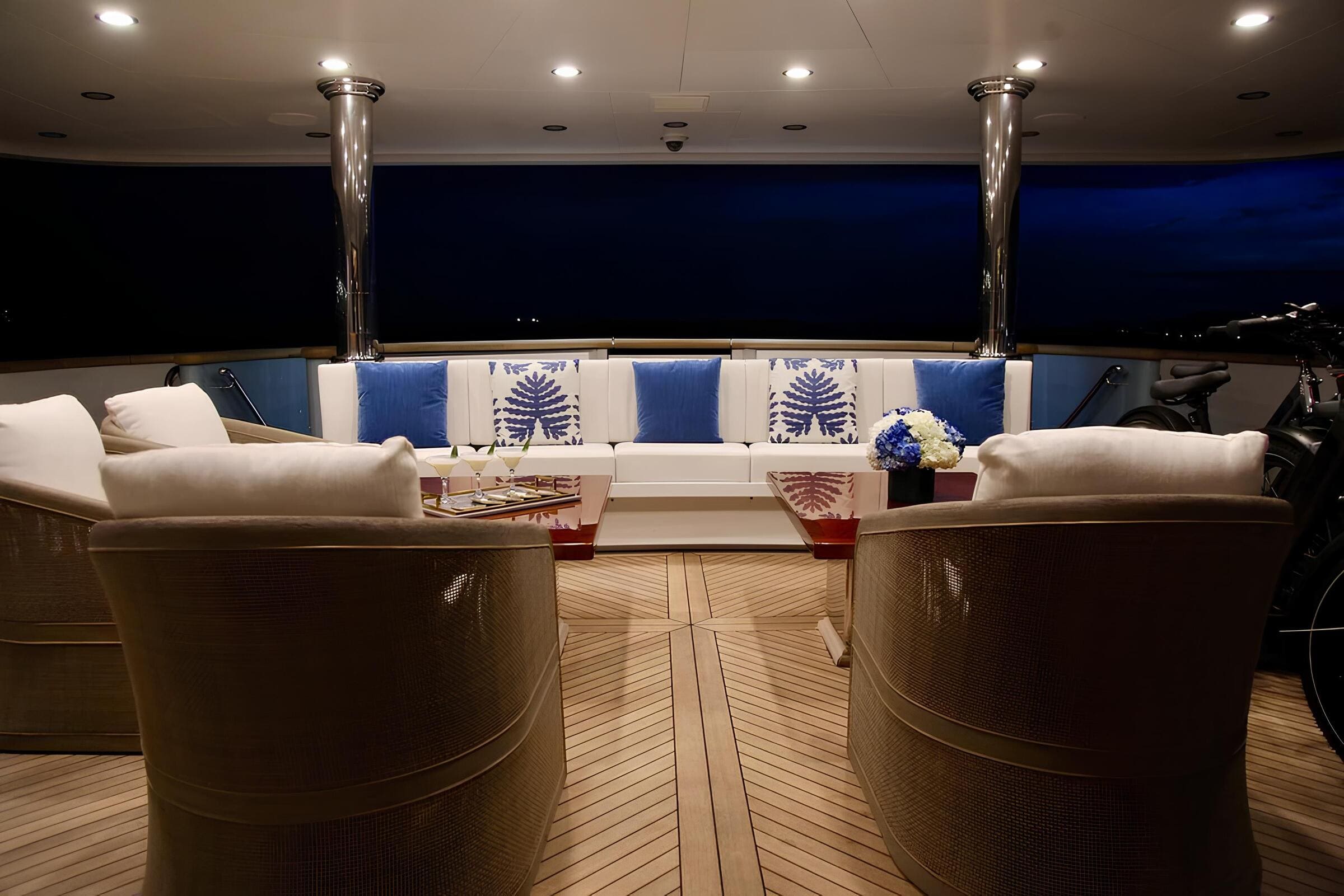 Зона отдыха на корме главной палубы/Aft main deck lounge area