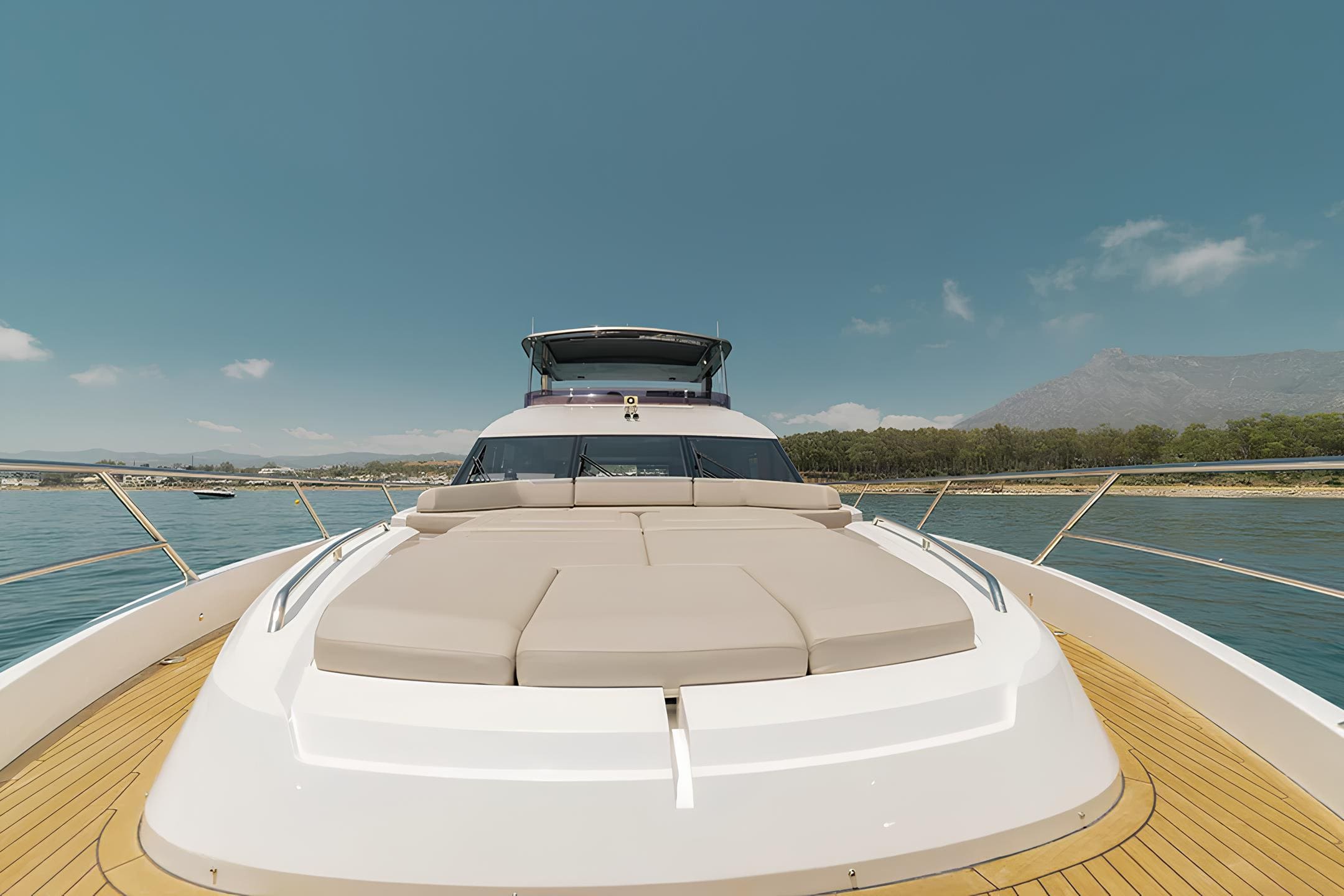 Шезлонги на носовой палубе/Sun loungers on the foredeck