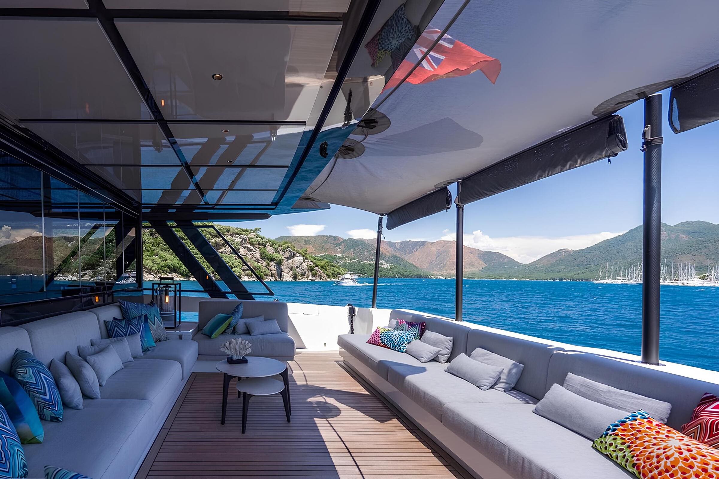 Зона отдыха на корме главной палубы/Aft main deck lounge area