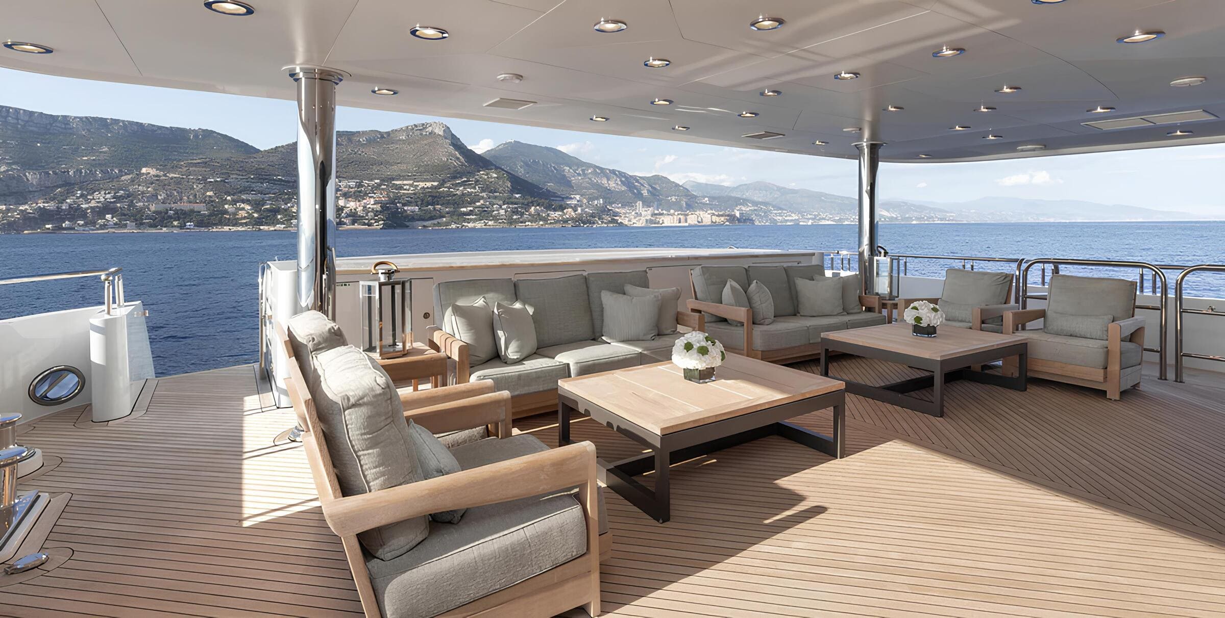 Зона отдыха на корме главной палубы/Aft main deck lounge area