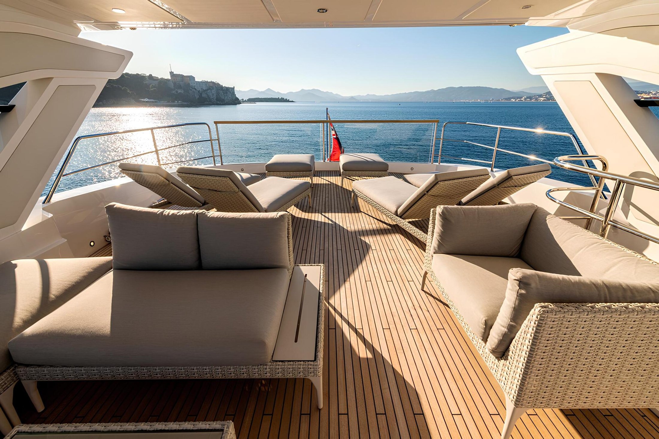Зона для загорания в кормовой части флайбриджа/Flybridge aft sunbathing area