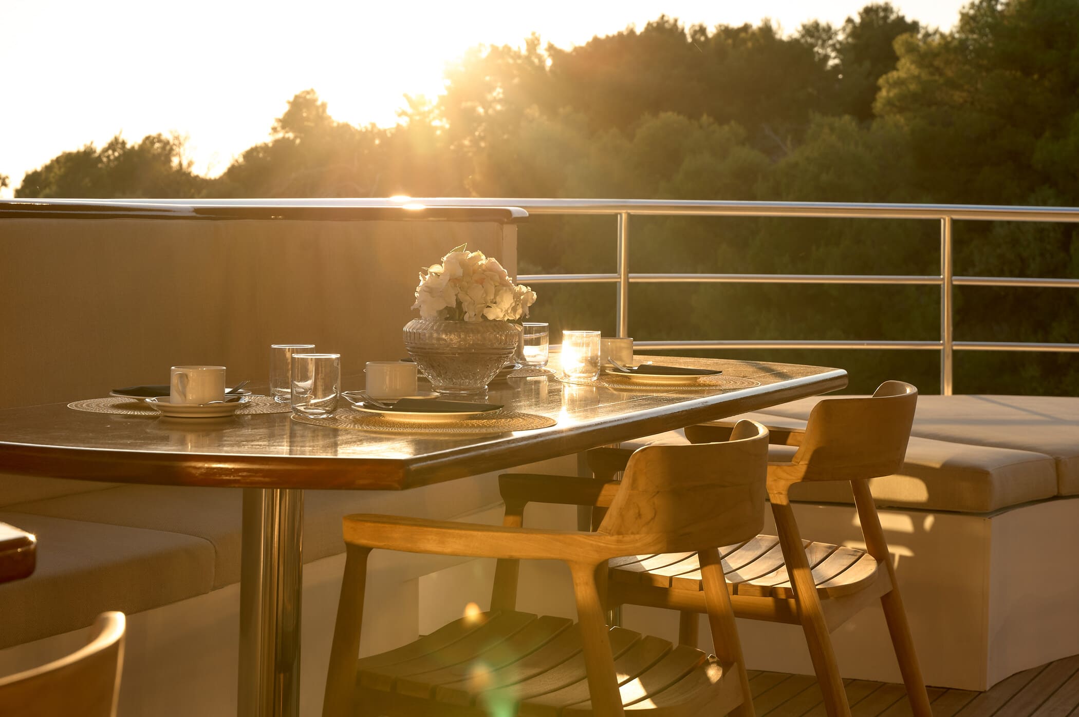 Обеденная зона на сандеке/Sundeck dining area