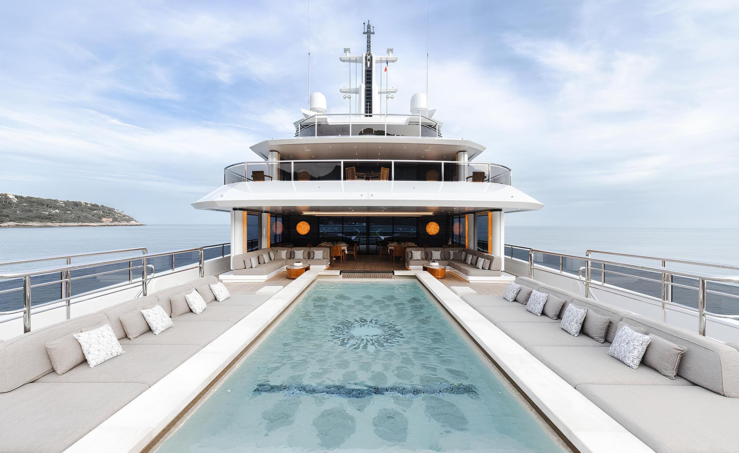 Бассейн на корме верхней палубы/Aft upper deck swimming pool