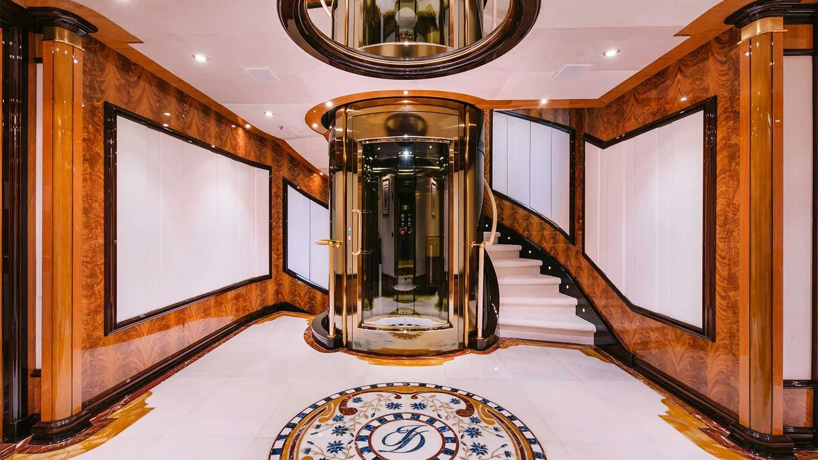 Лестница на главной палубе/Main deck stairs