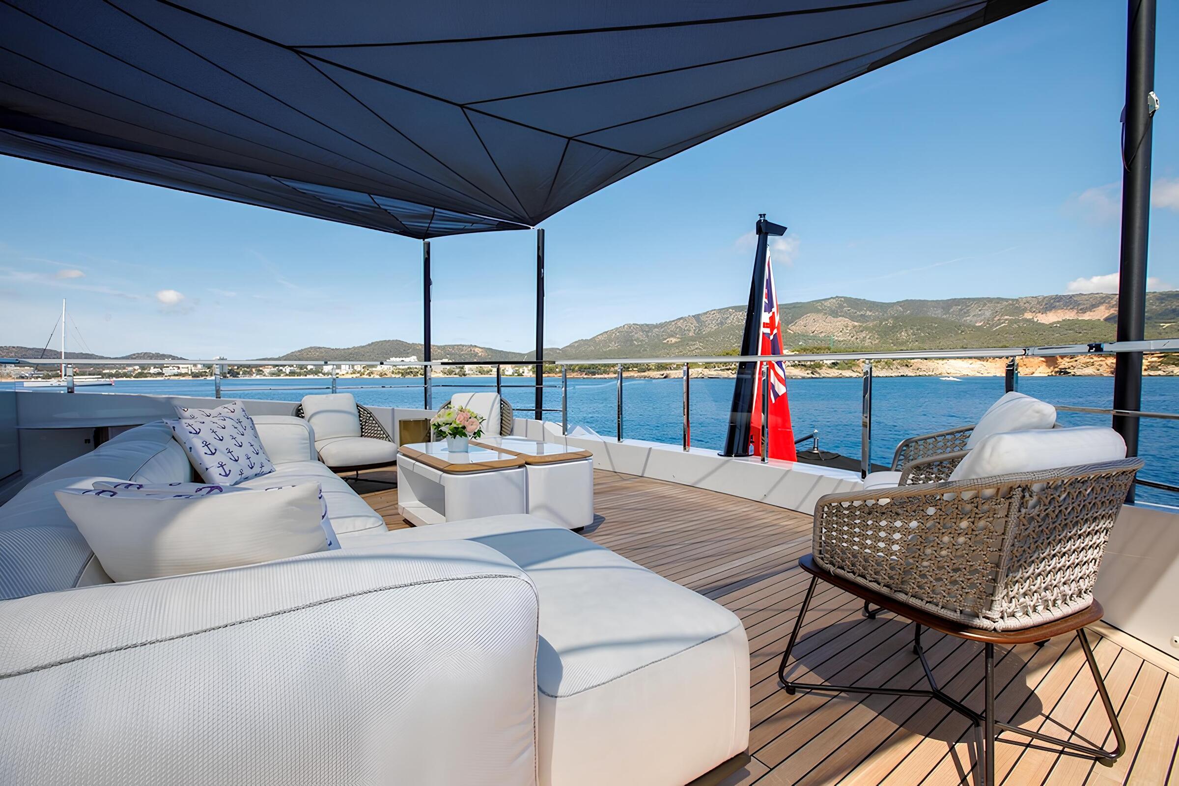 Зона отдыха на корме верхней палубы/Aft upper deck lounge area