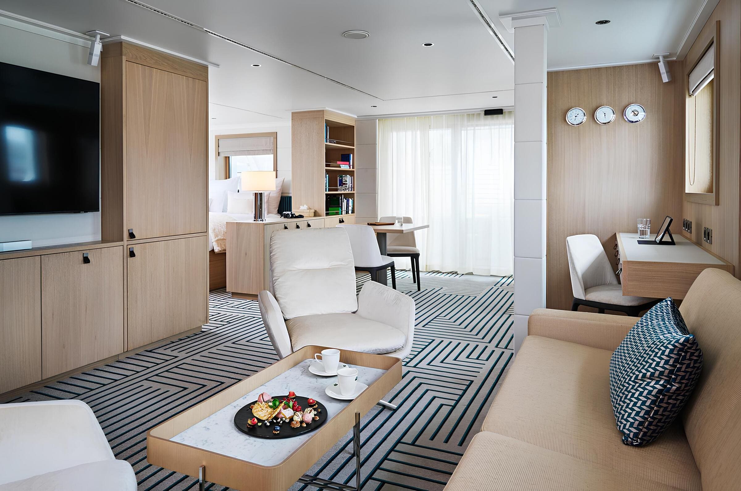 Зона отдыха в каюте владельца/Master cabin lounge area