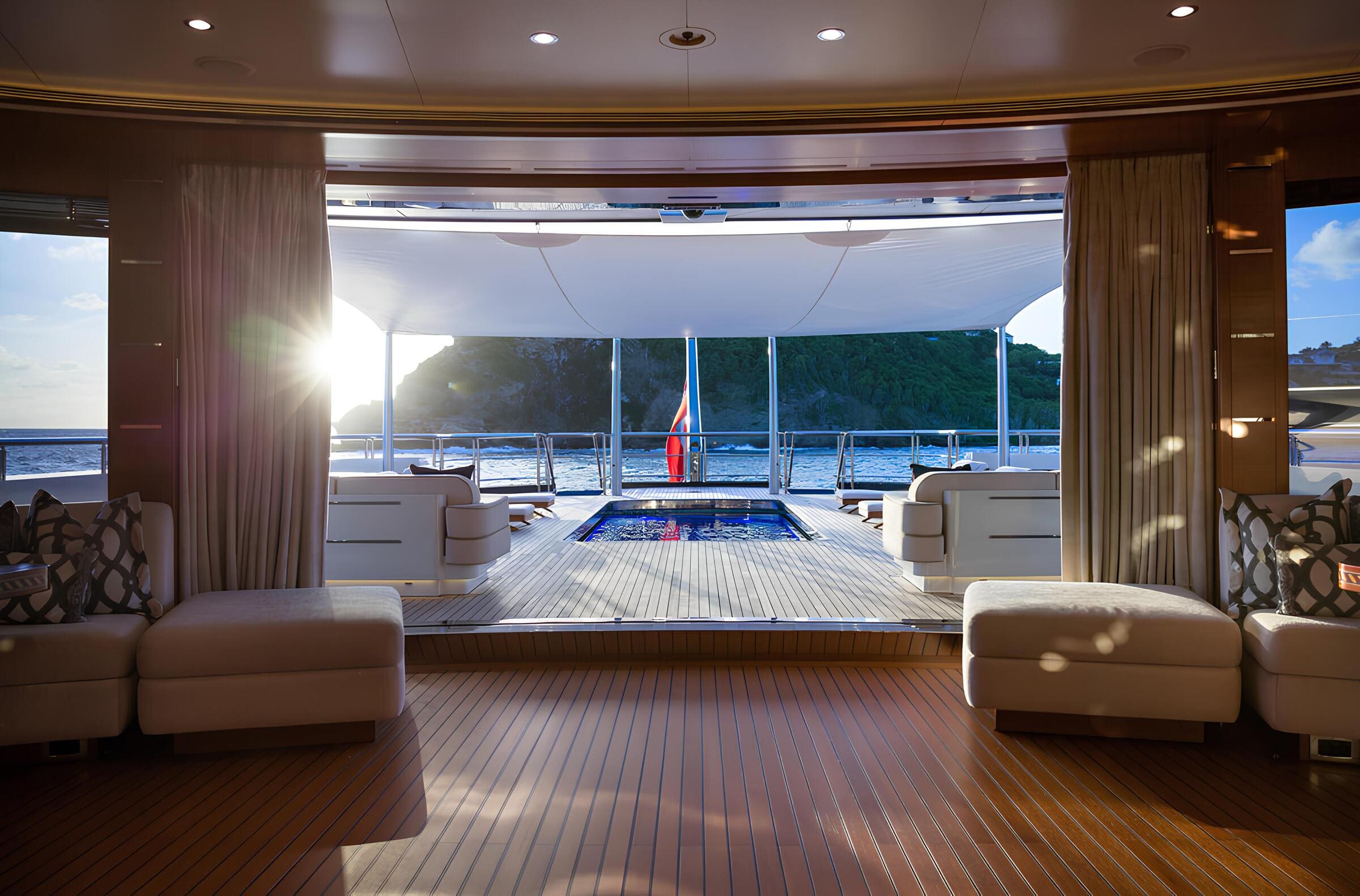 Бассейн на корме верхней палубы/Aft upper deck swimming pool