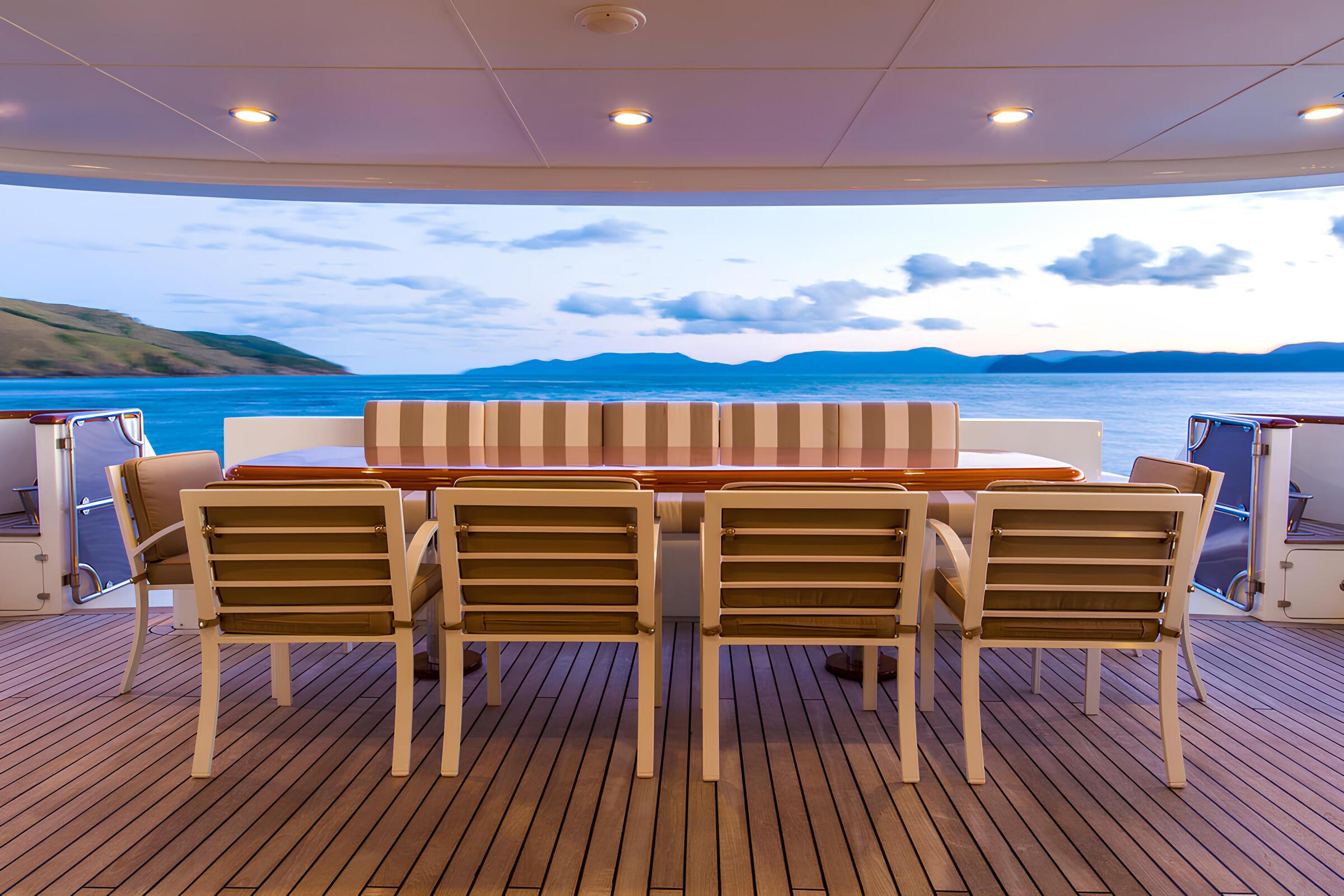 Обеденная зона на корме главной палубы/Aft main deck dining area