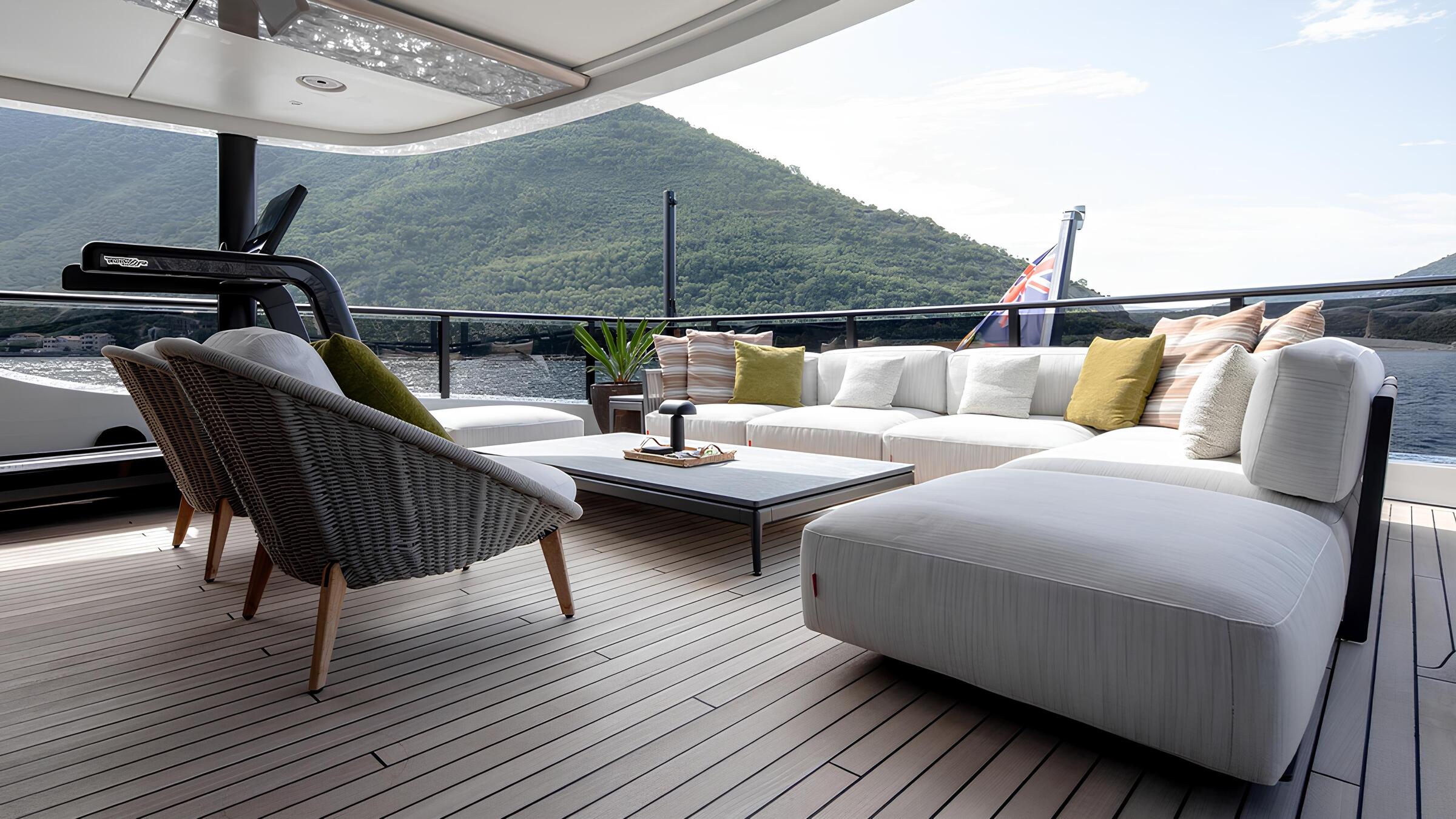 Зона отдыха на корме верхней палубы/Aft upper deck lounge area