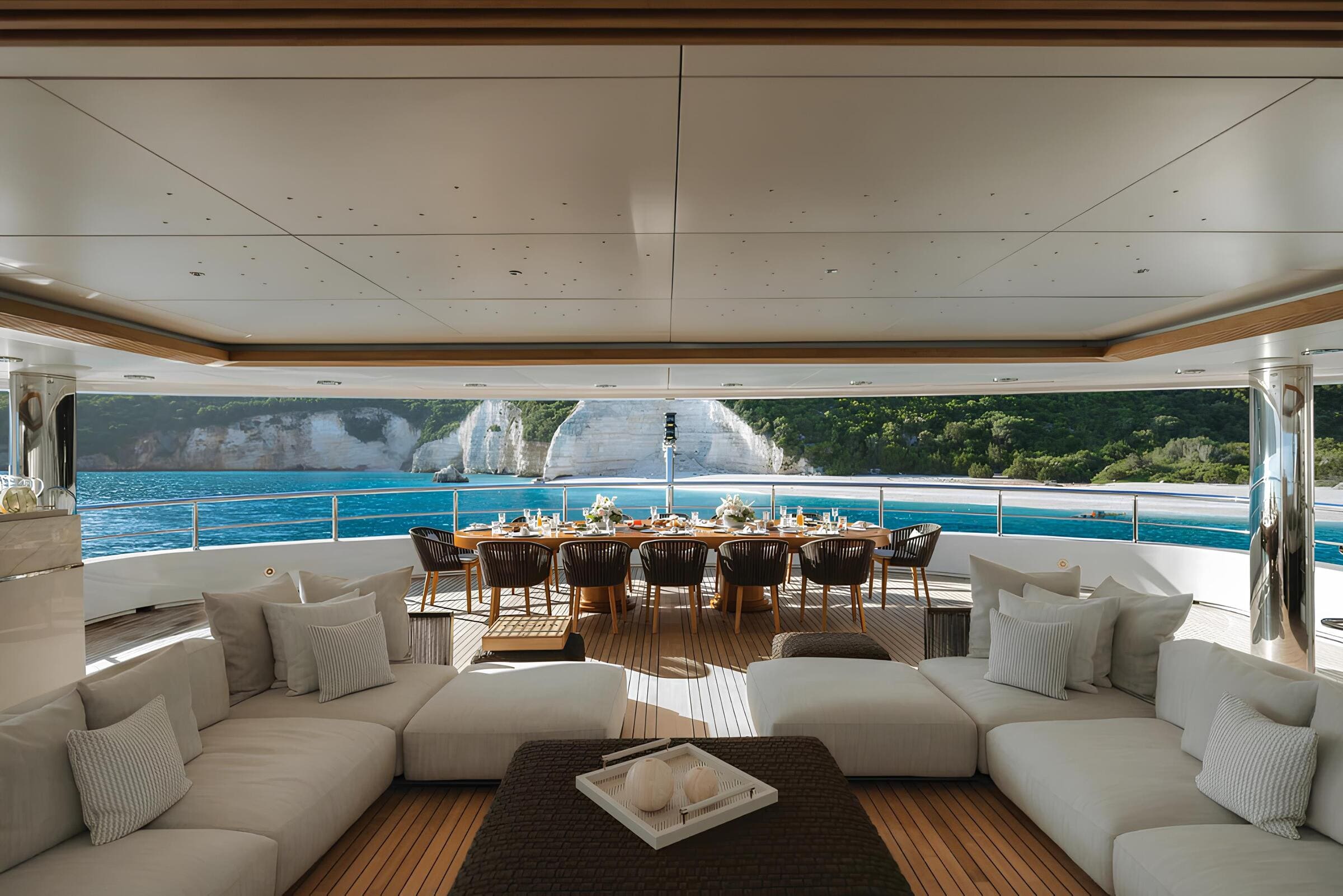 Обеденная зона на корме верхней палубы/Aft upper deck dining area