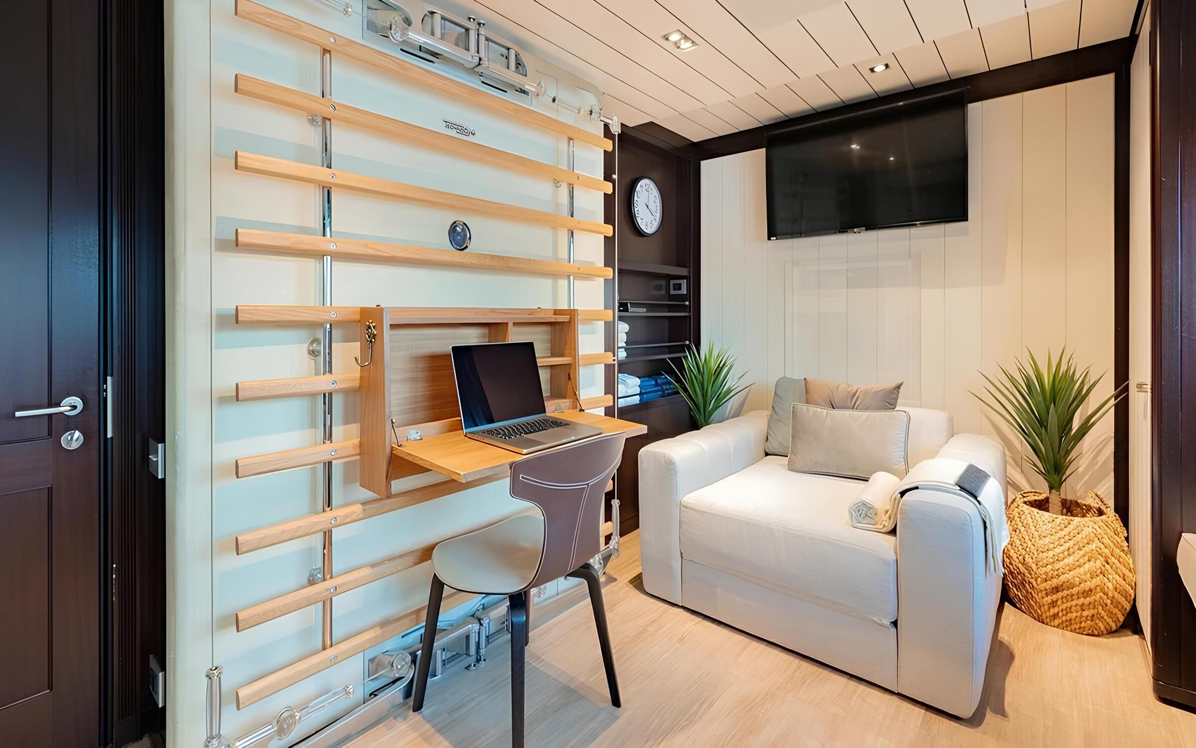 Кабинет в каюте владельца/Office in the master cabin