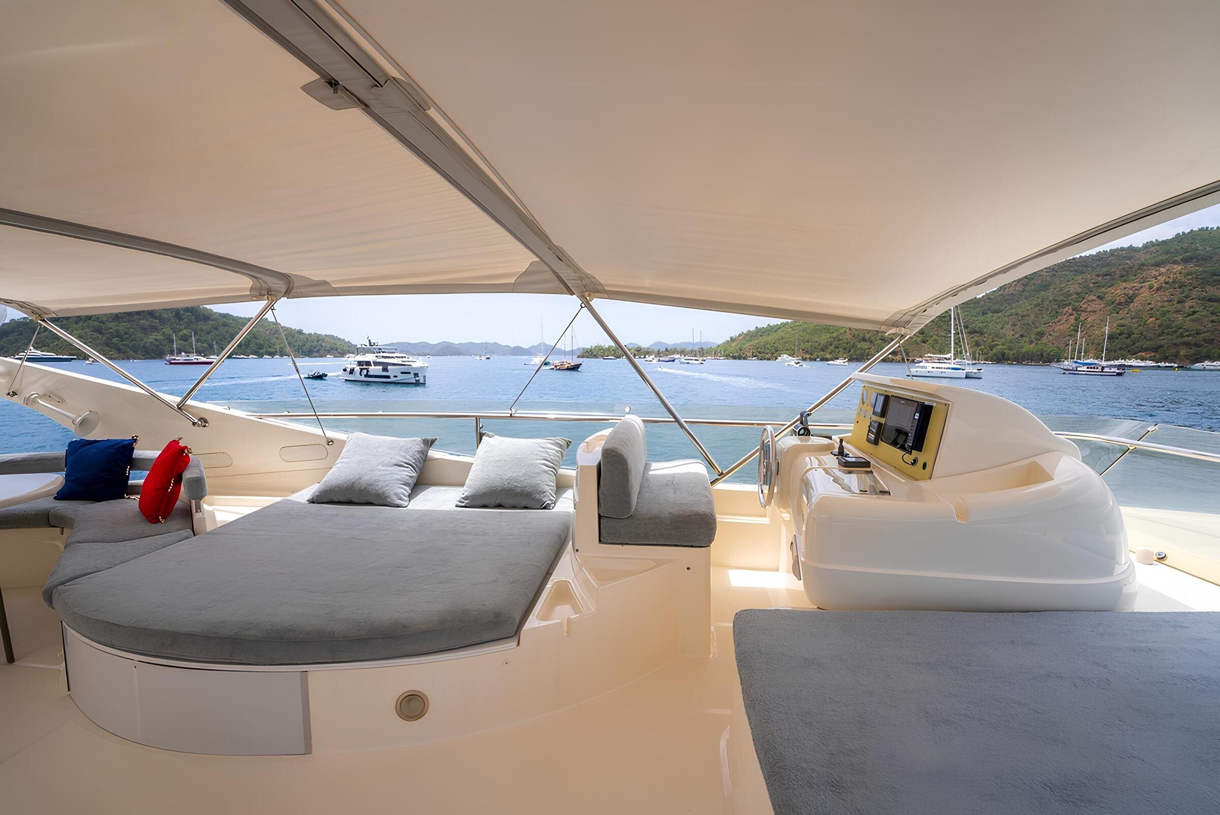 Зона отдыха на флайбридже/Flybridge lounge area