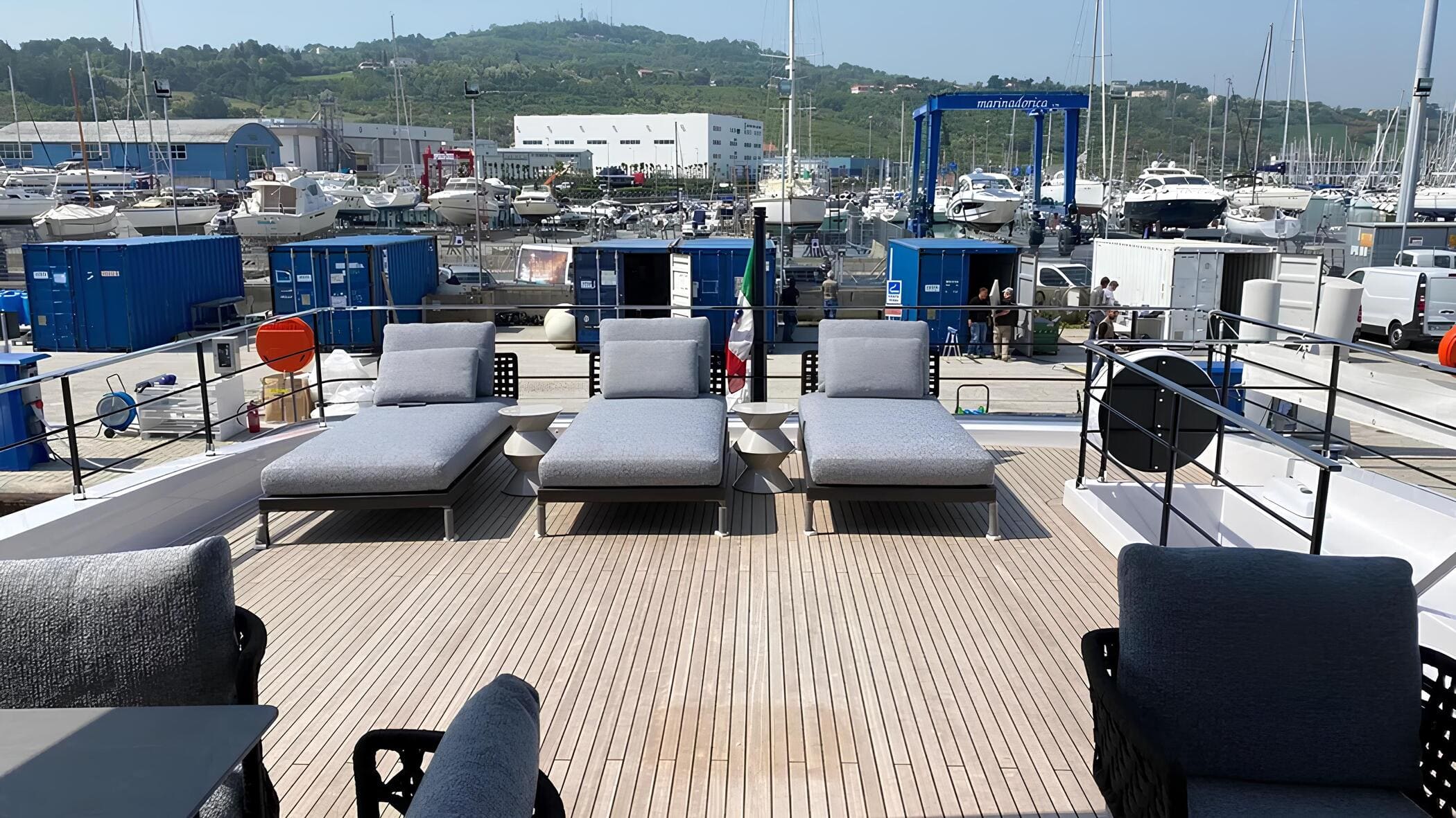 Зона для загорания в кормовой части флайбриджа/Flybridge aft sunbathing area