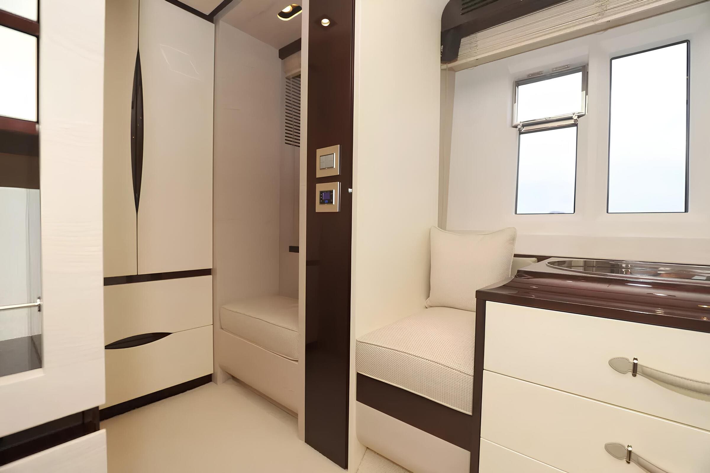 Гардеробная в каюте владельца/Master cabin dressing room