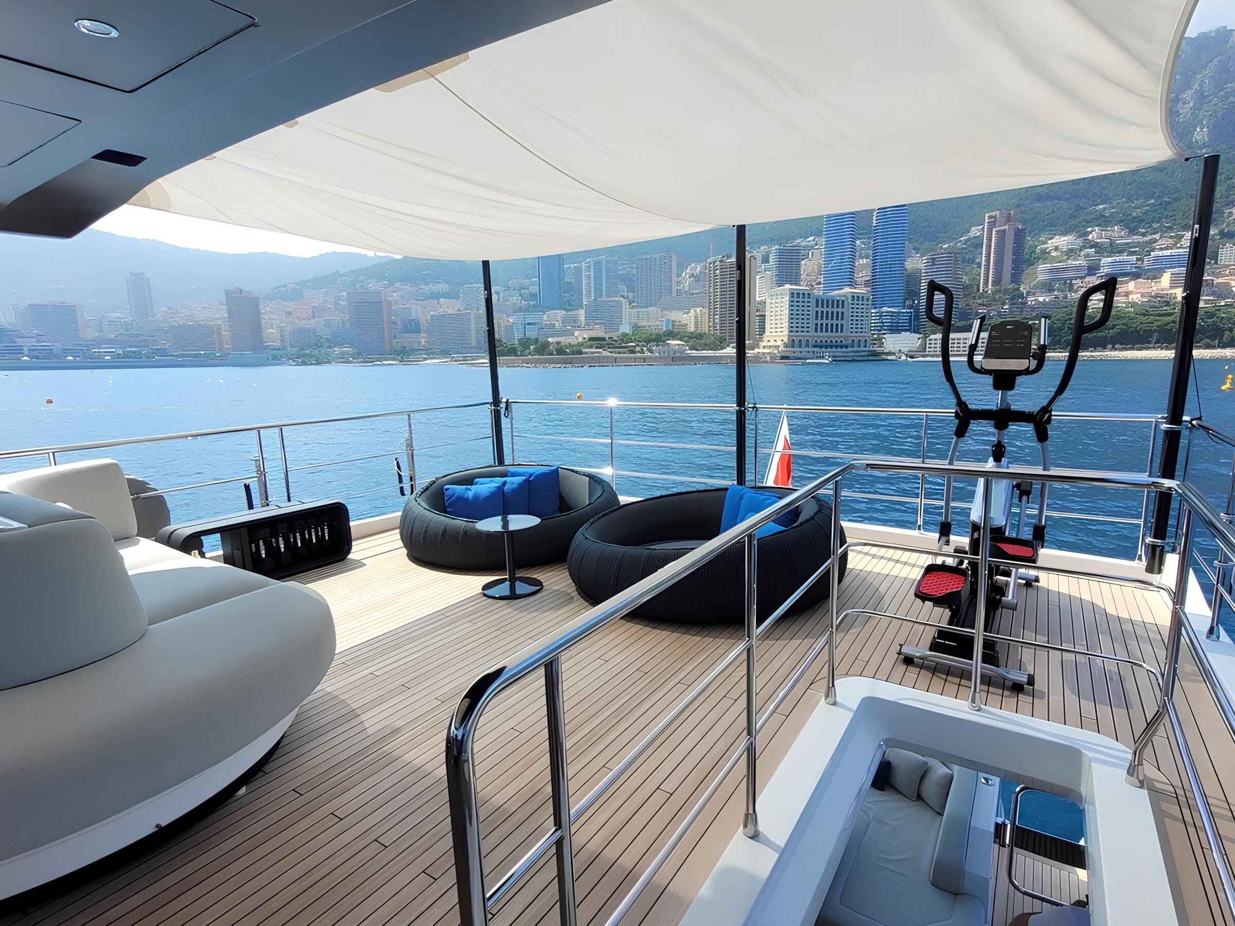 Зона отдыха на флайбридже/Flybridge lounge area