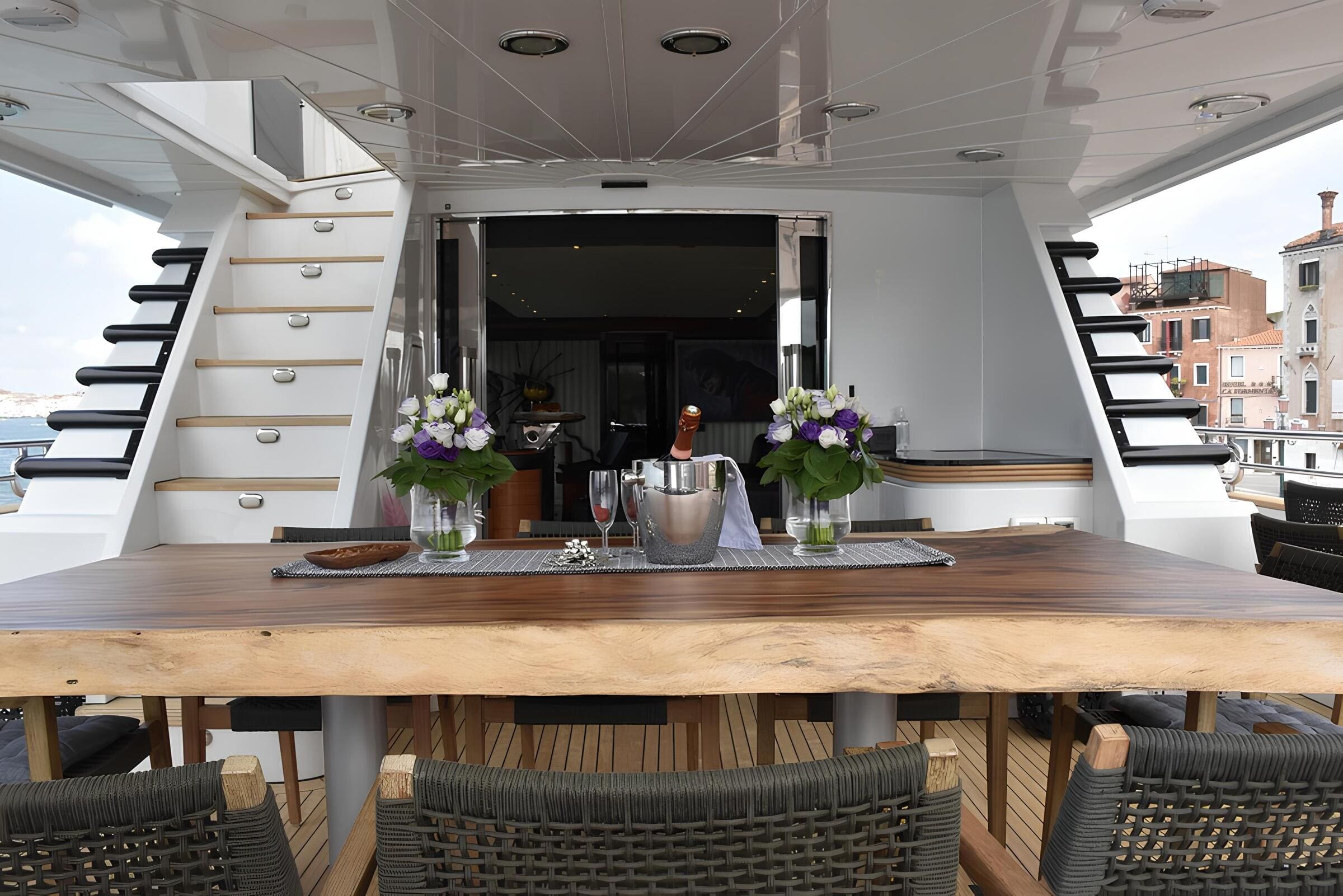 Обеденная зона на корме верхней палубы/Aft upper deck dining area