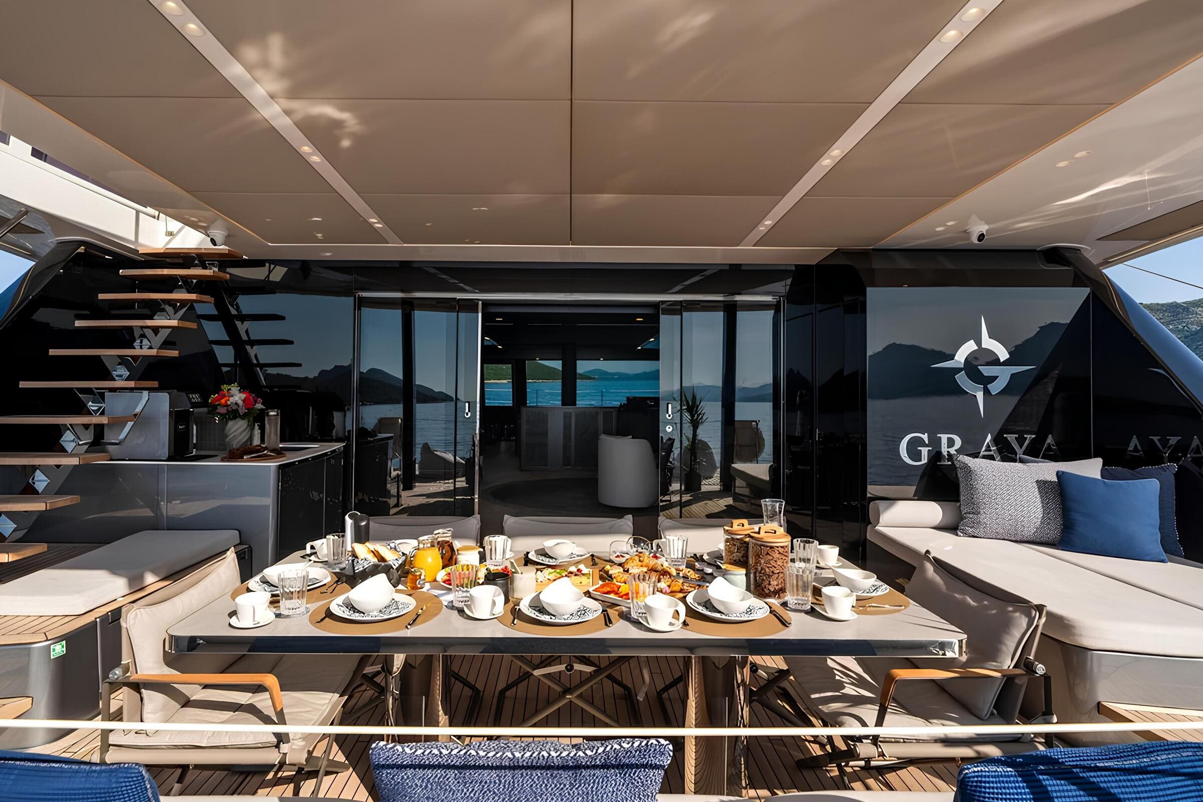 Обеденная зона в кокпите/Cockpit dining area