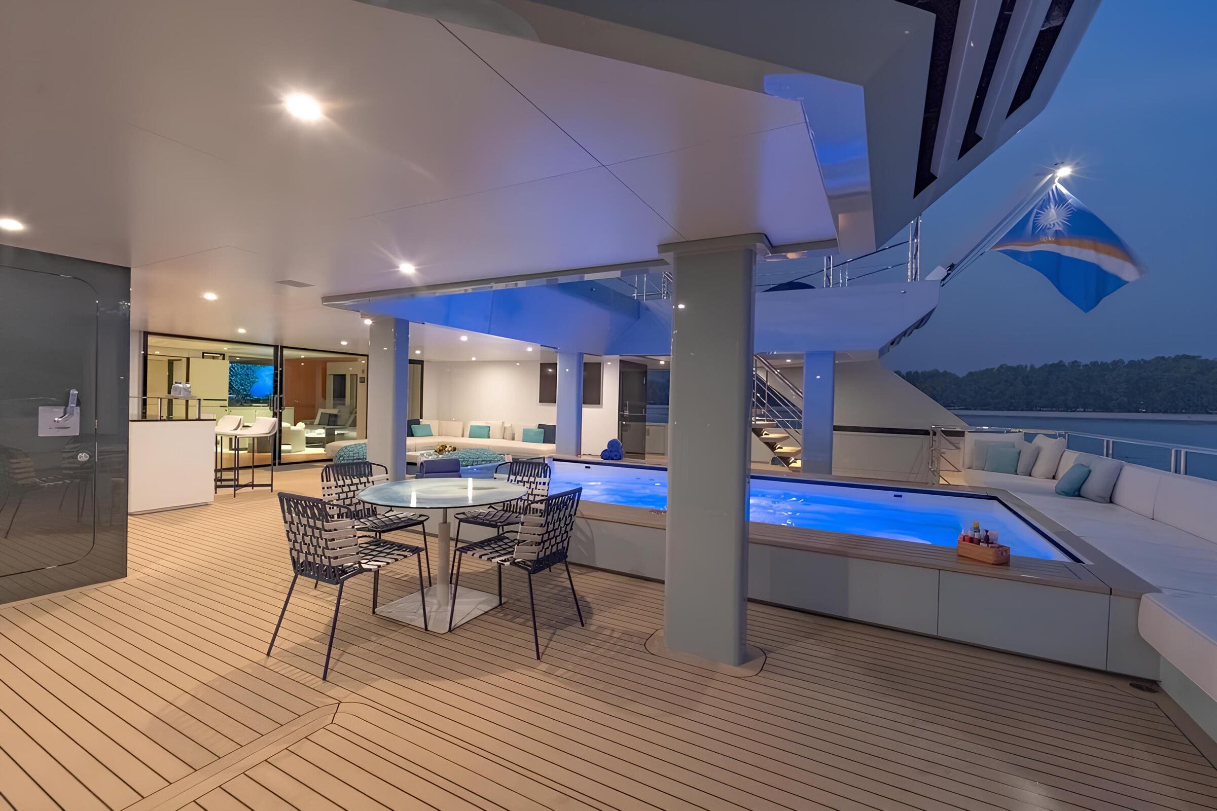 Зона отдыха на корме главной палубы/Aft main deck lounge area