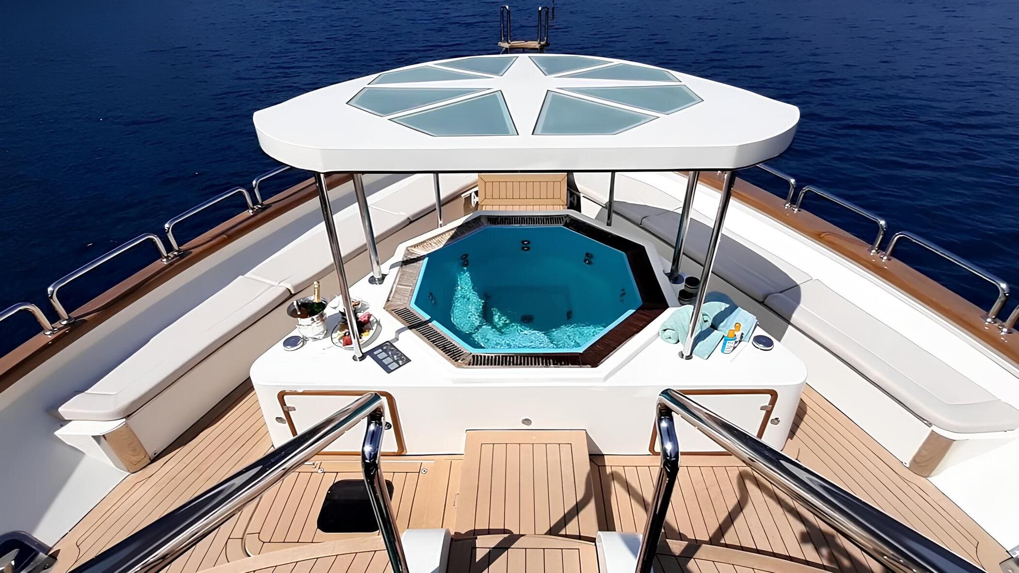 Джакузи на носу главной палубы/Main deck bow jacuzzi