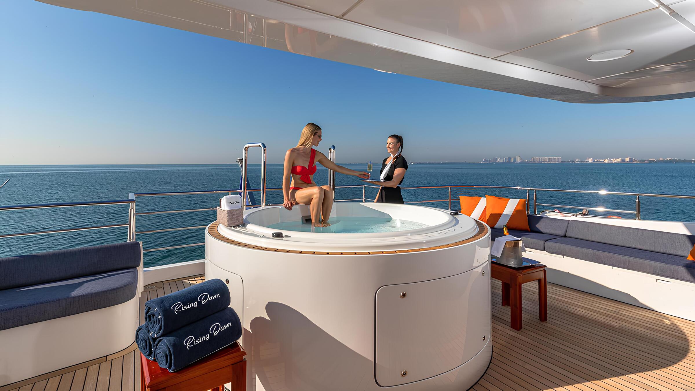 Джакузи на корме верхней палубы/Aft upper deck jacuzzi