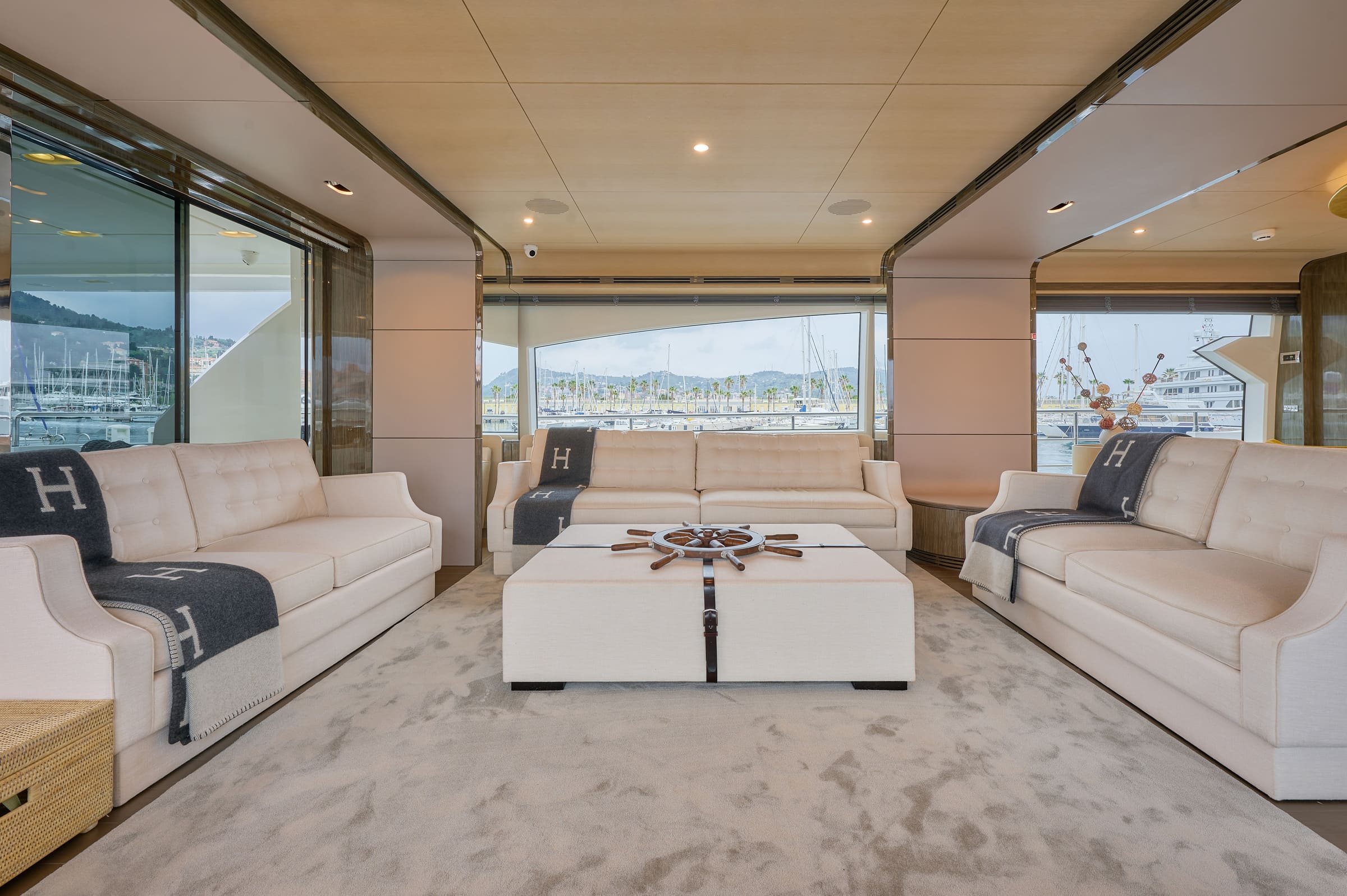 Зона отдыха в главном салоне/Main salon lounge area
