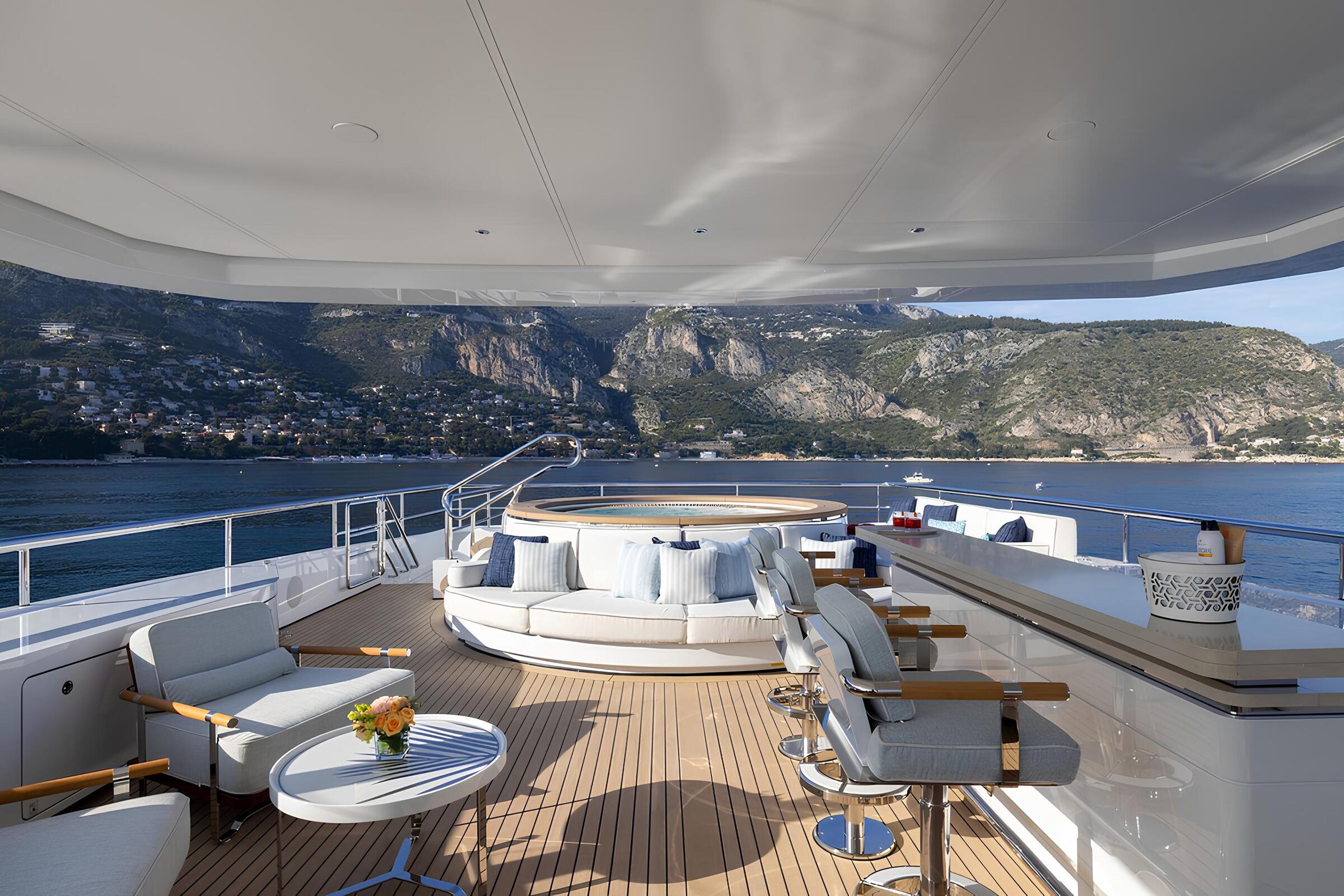 Бар на сандеке/Sundeck bar